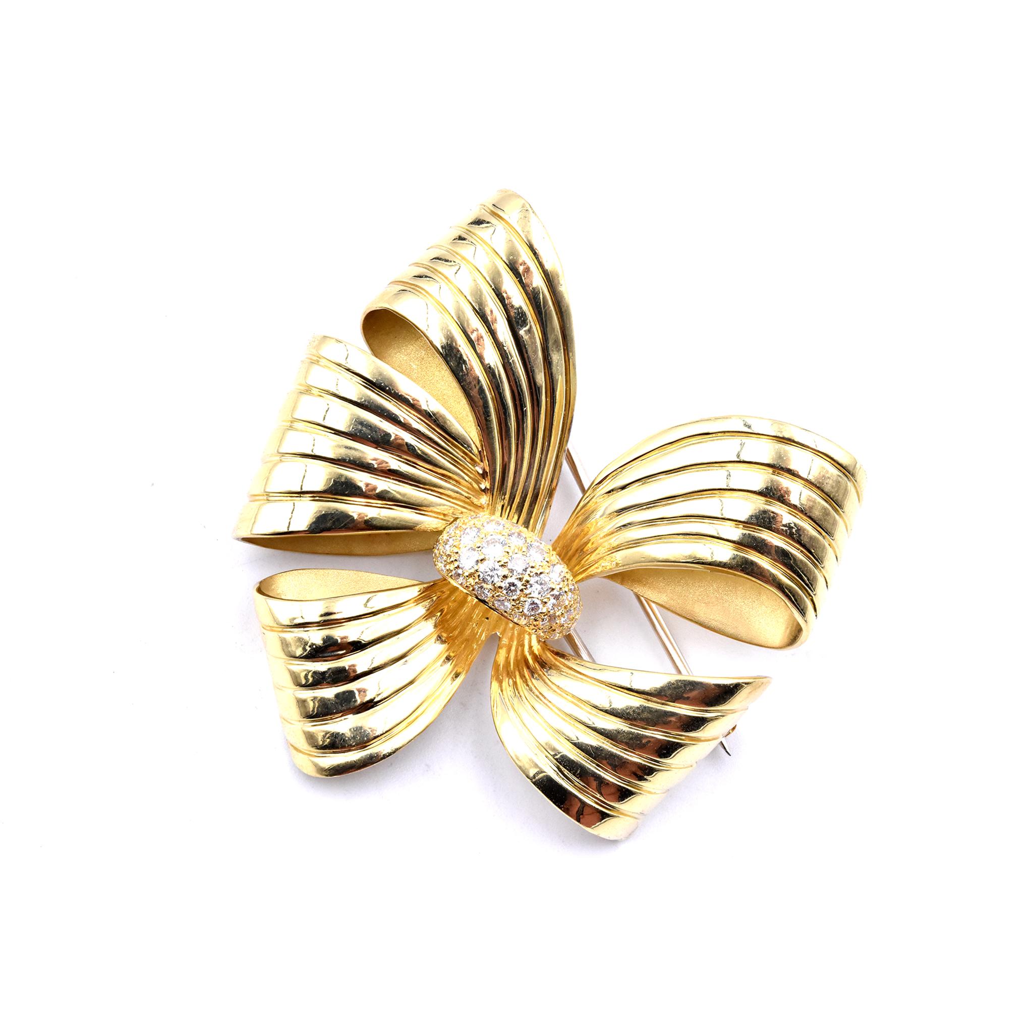 Round Cut 18 Karat Yellow Gold Diamond Ribbon Pin