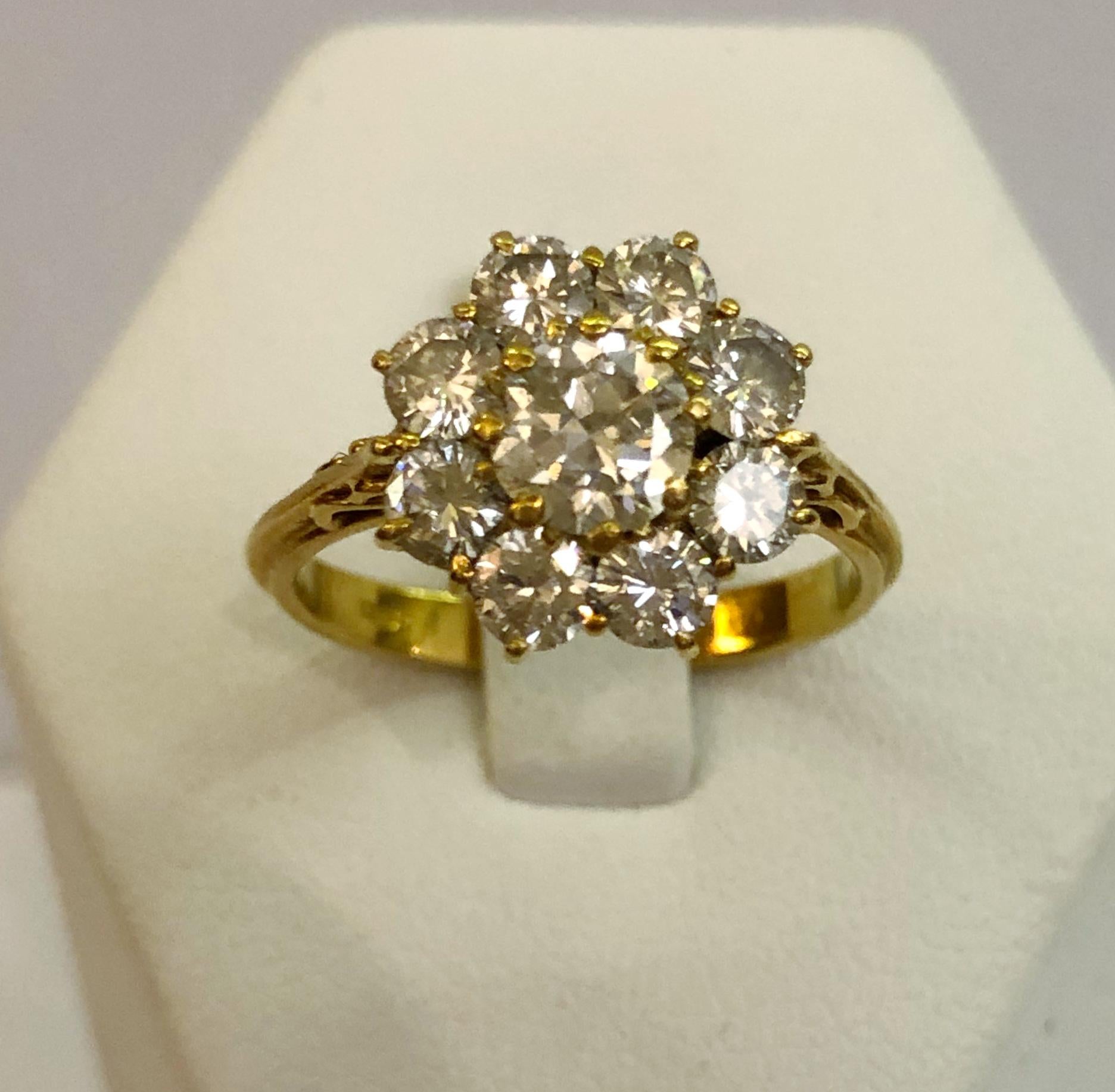 18 karat yellow gold daisy ring with brilliant diamonds for a total of 1.3 karats, Italy 1950-1960s
Ring size US 6