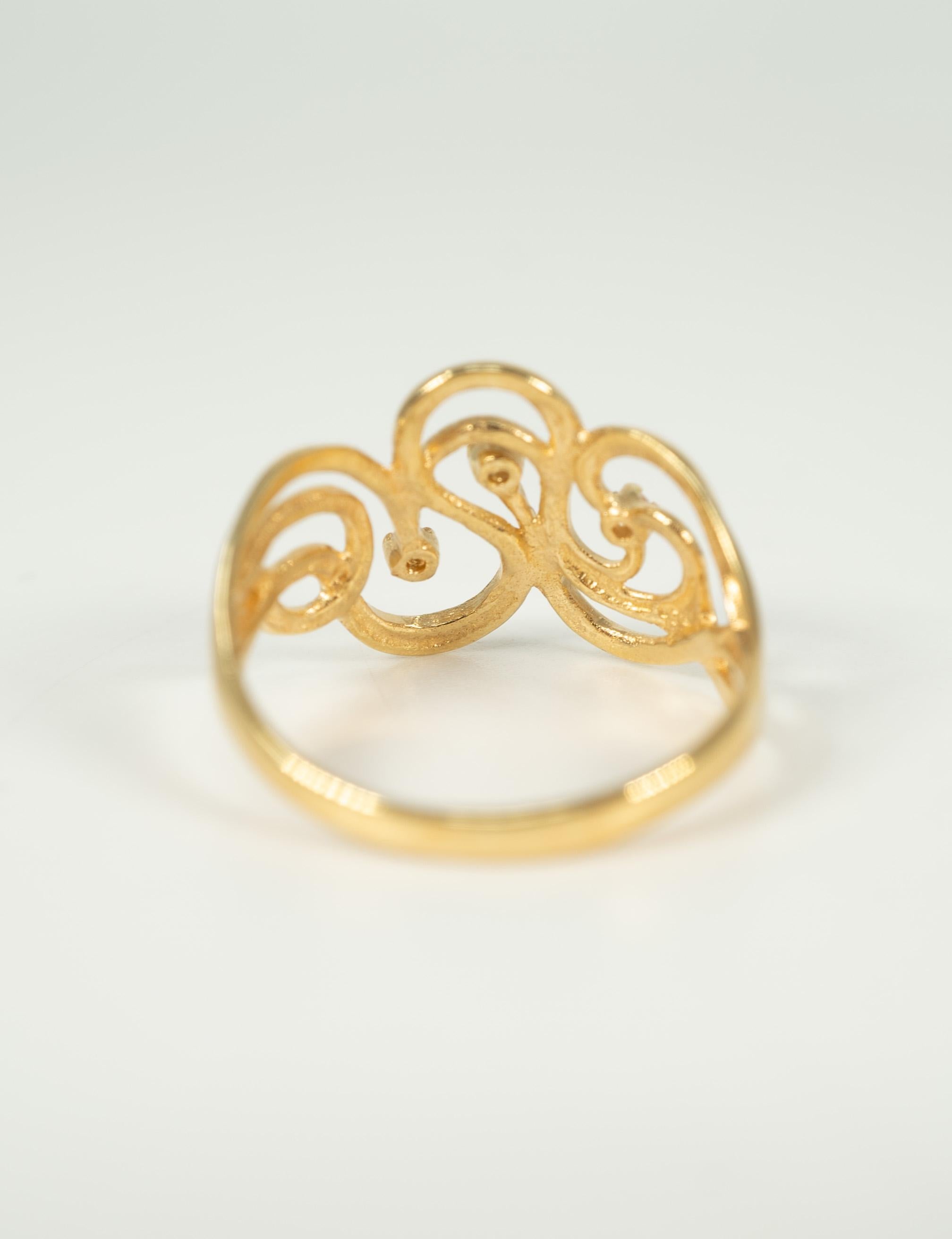 The gentle curve makes this ring a wonderful fit on your finger!