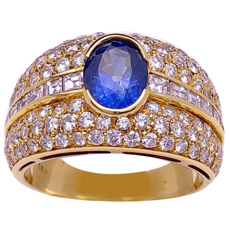 18 Karat Yellow Gold Diamond Ring with 1.47 Carat Oval Blue Sapphire Center
