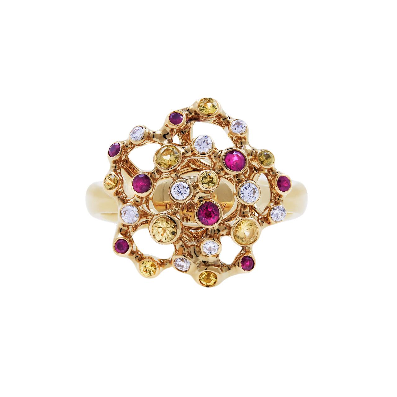 - 10 Round Diamonds - 0,13 ct, D-G/VVS
- 9 Round Yellow Sapphires - 0,30 ct
- 8 Round Rubies - 0,19 ct
- 18K Yellow Gold 
- Weight: 8,98 g
- Size: 17,4 mm
This elegant ring from the Byzantium collection is encrusted with 0,13 ct of diamonds, 0,30 ct