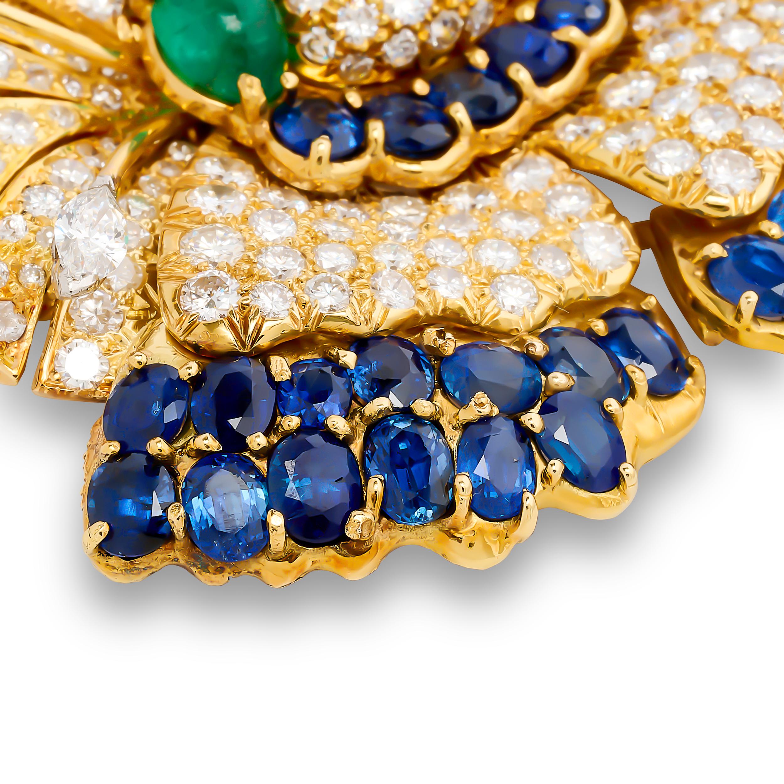 Este vibrante alfiler de mariposa está elaborado en oro amarillo y presenta unas alas con un brillante dibujo de diamantes engastados en pavé y zafiros azules de ricos matices, centrados por una brillante esmeralda verde.

La esmeralda cabujón