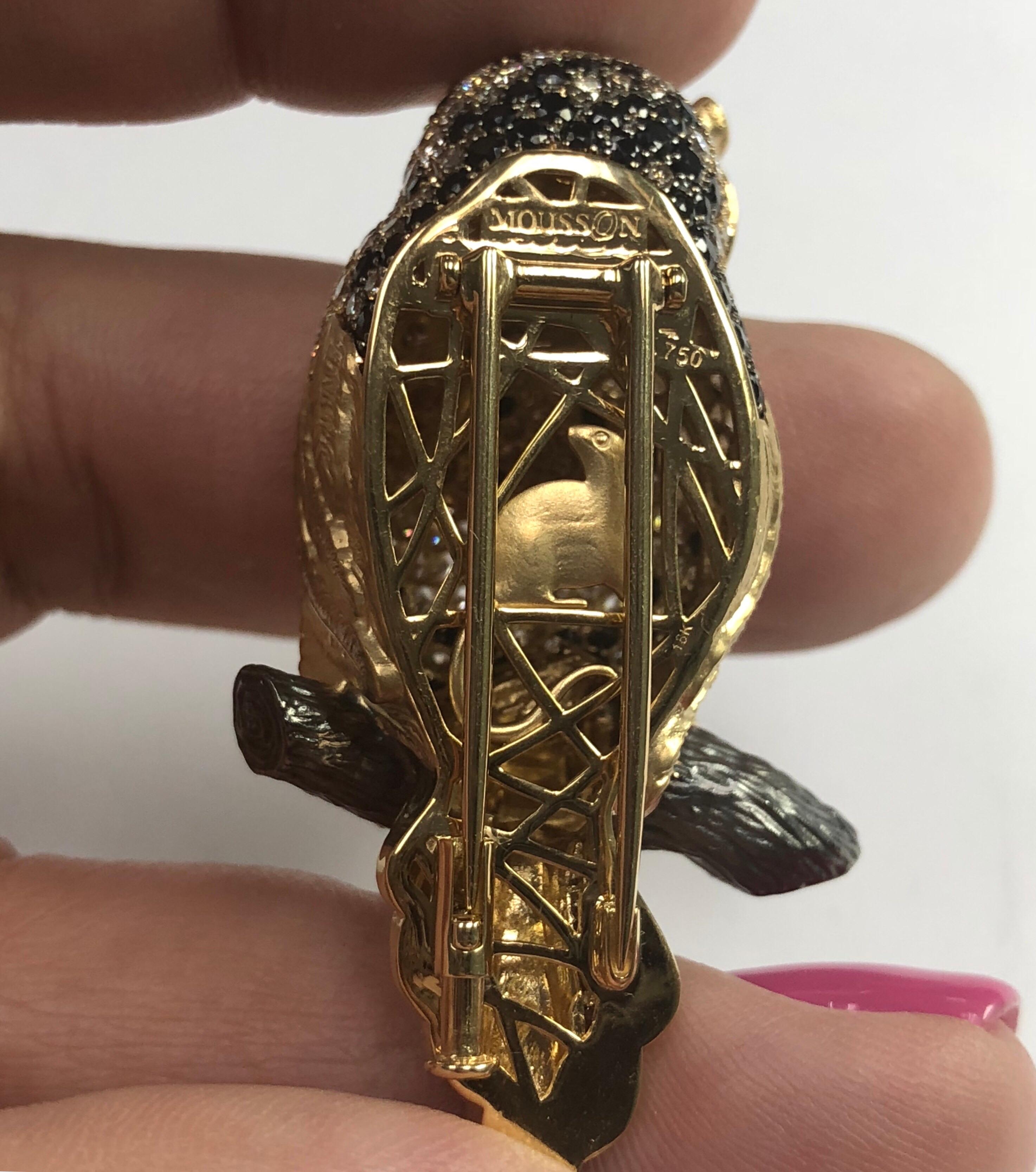 Diamond Sapphire 18 Karat Yellow Gold Owl Brooch In New Condition For Sale In Bangkok, TH