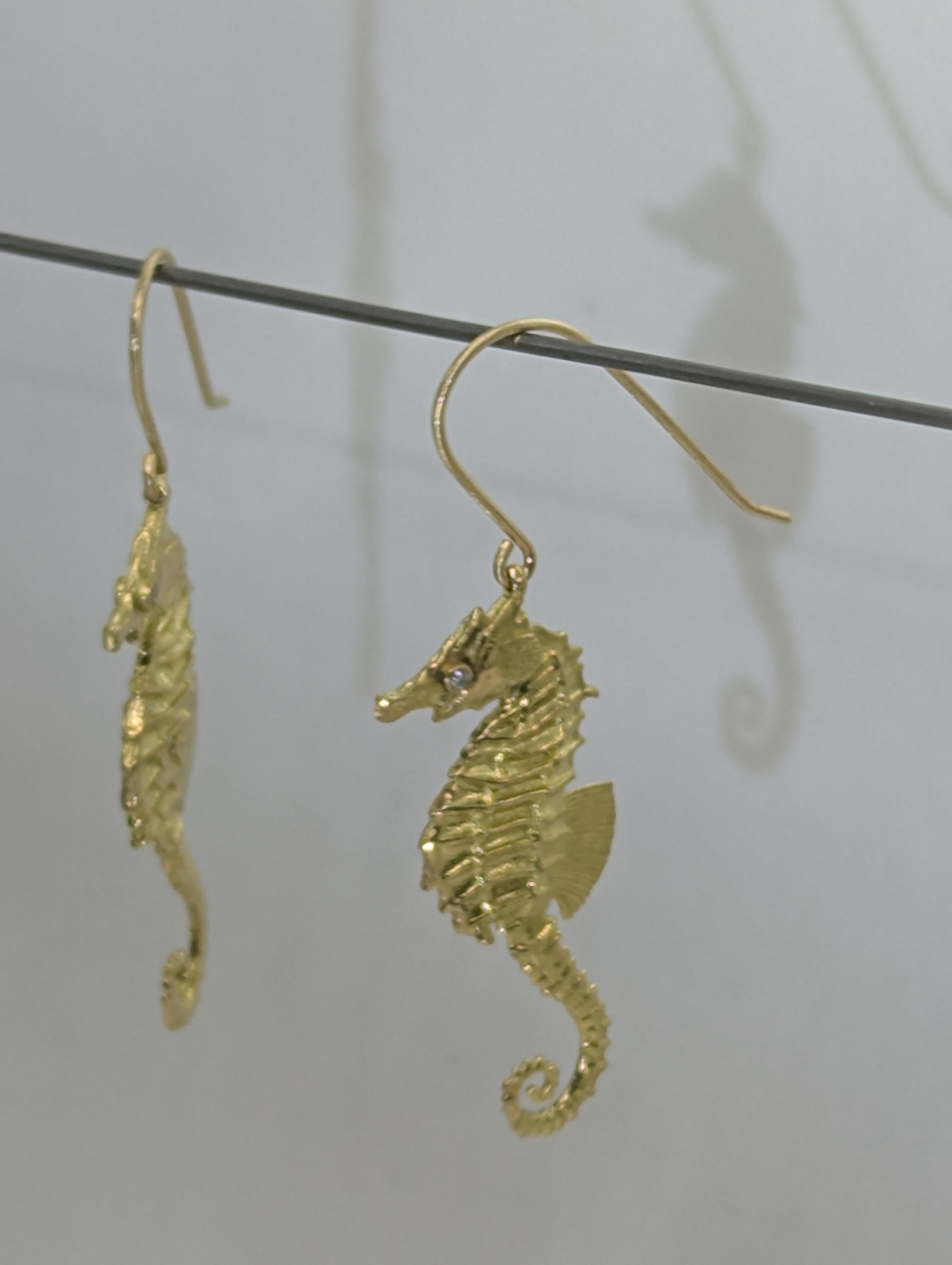 18 Karat Gelbgold  Diamant-Seepferdchen-Ohrringe im Zustand „Neu“ im Angebot in New York, NY