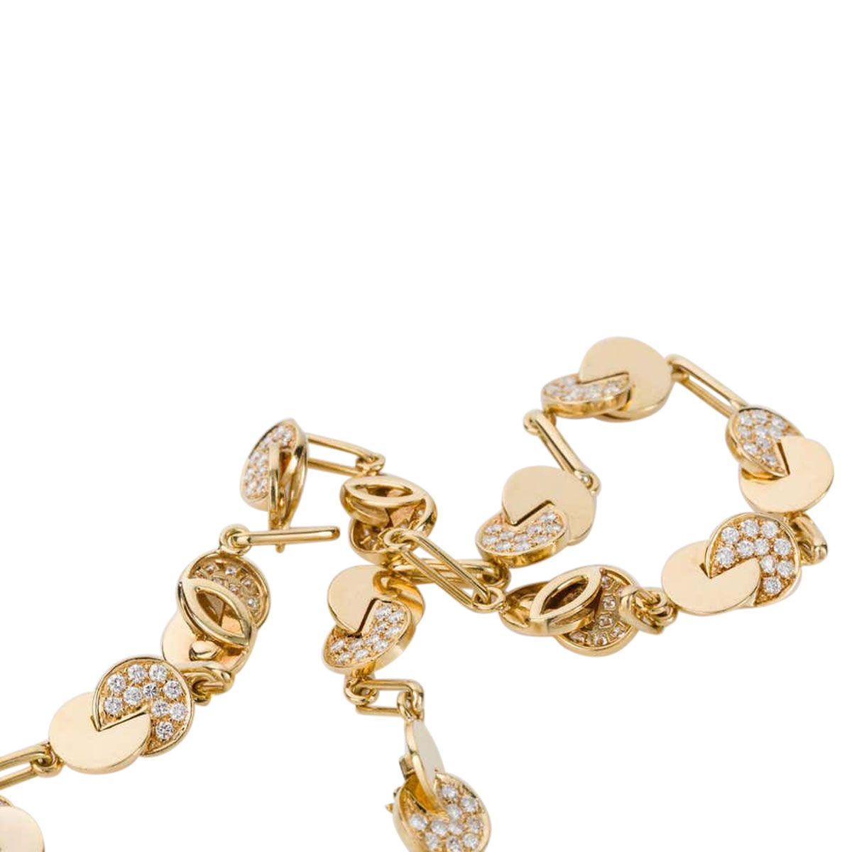 Contemporary 18 Karat Yellow Gold Diamond Set Disc Necklace