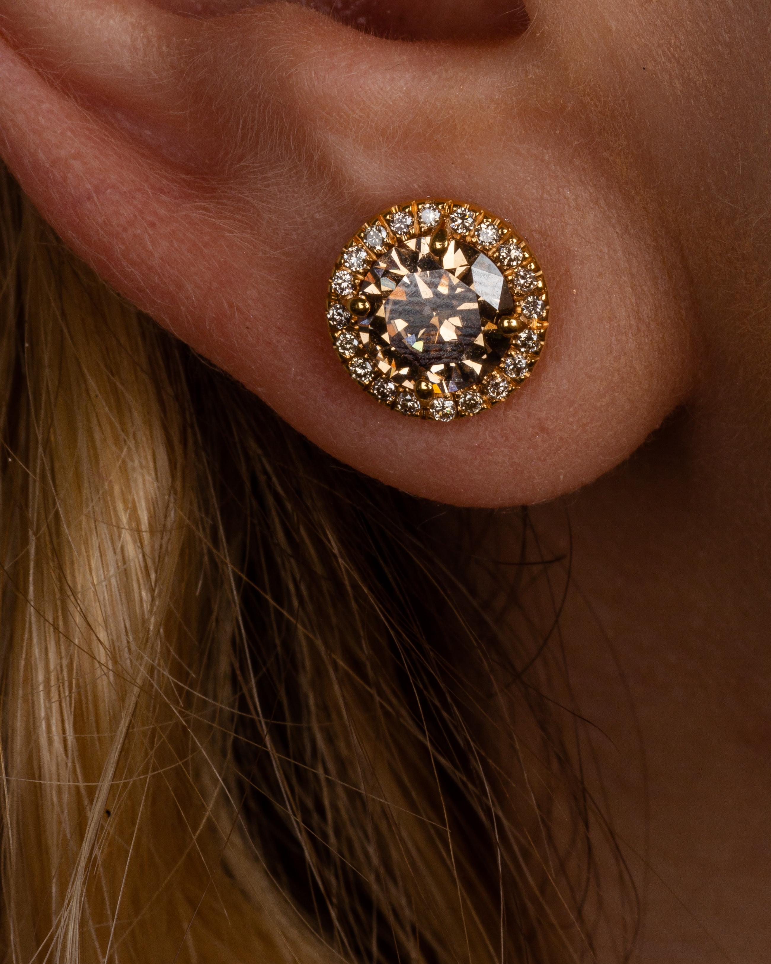 Taille ronde Clous d'oreilles en or jaune 18 carats et diamants en vente