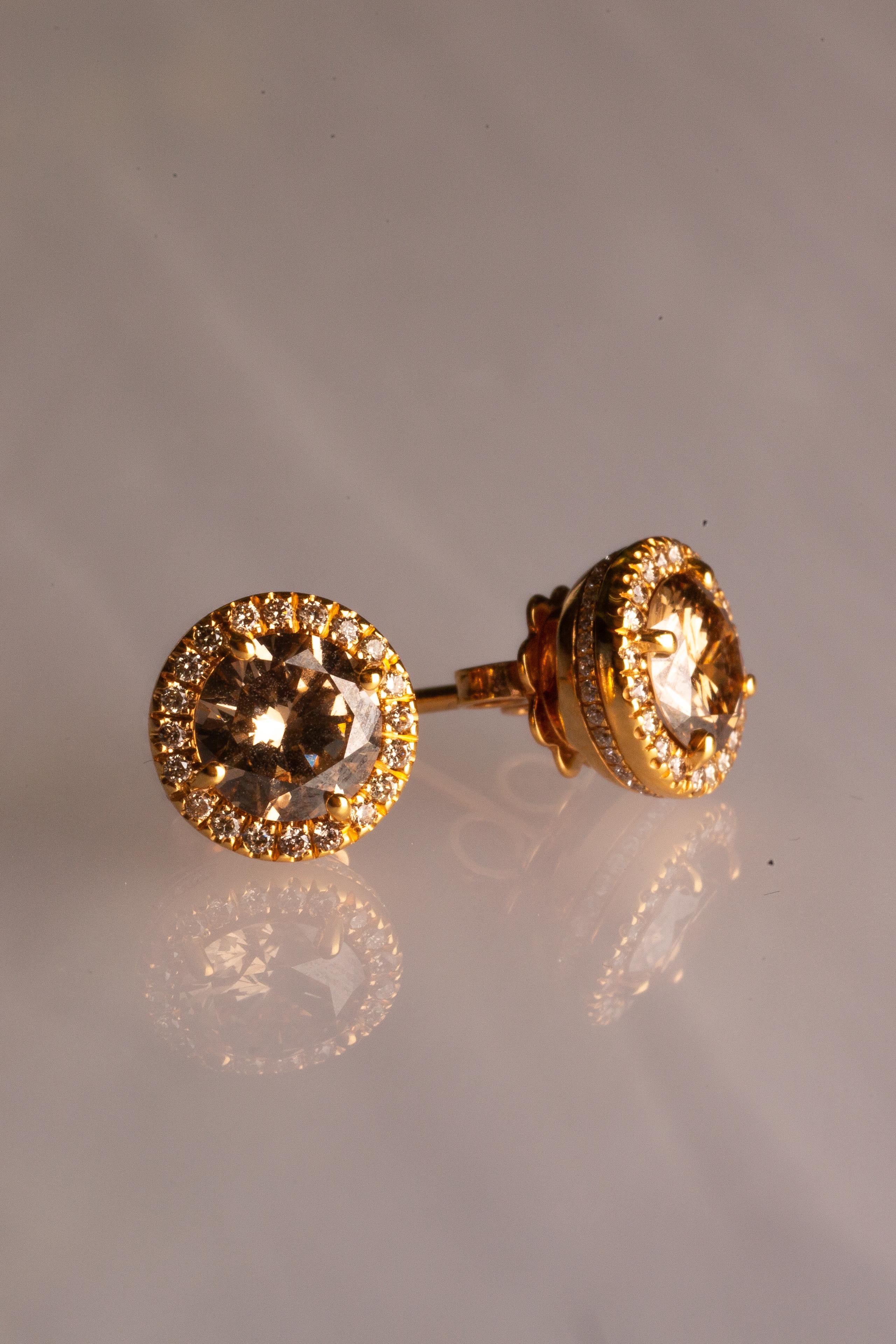 Dieser Ohrstecker aus 18 Karat Gelbgold ist aus unserer Divine Collection. Sie bestehen aus einem runden braunen Diamanten mit einem Gesamtgewicht von 2,05 Karat, verziert mit runden farblosen Diamanten mit einem Gesamtgewicht von 0,26 Karat und
