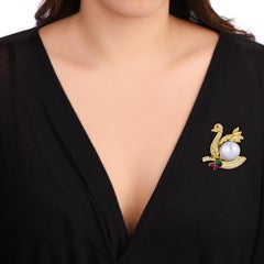 Broche Cisne de Diamantes de Oro Amarillo de 18 Kilates con Barriga de Perlas del Mar del Sur