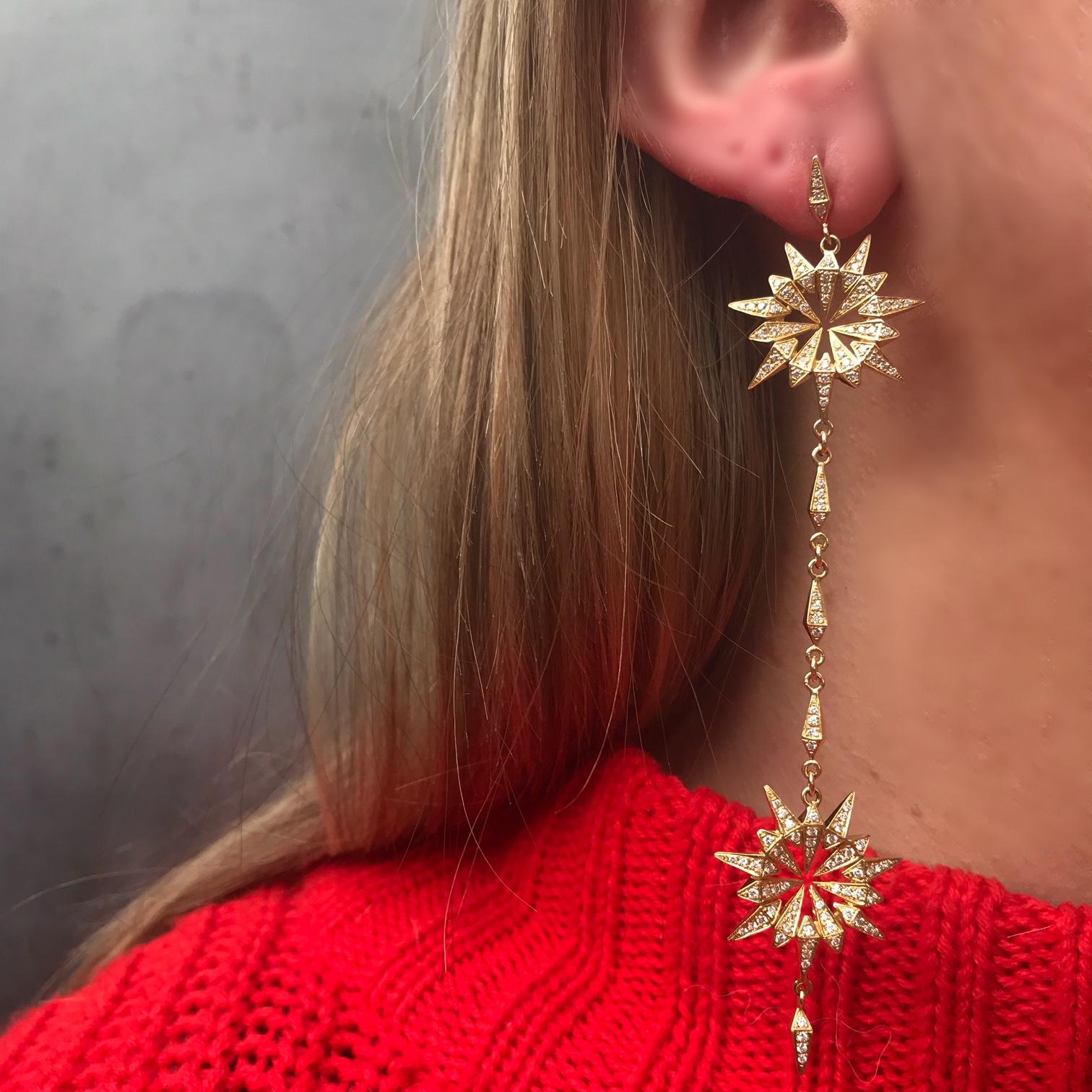 Contemporary 18 Karat Yellow Gold Diamond Sweeping Sunburst Earrings