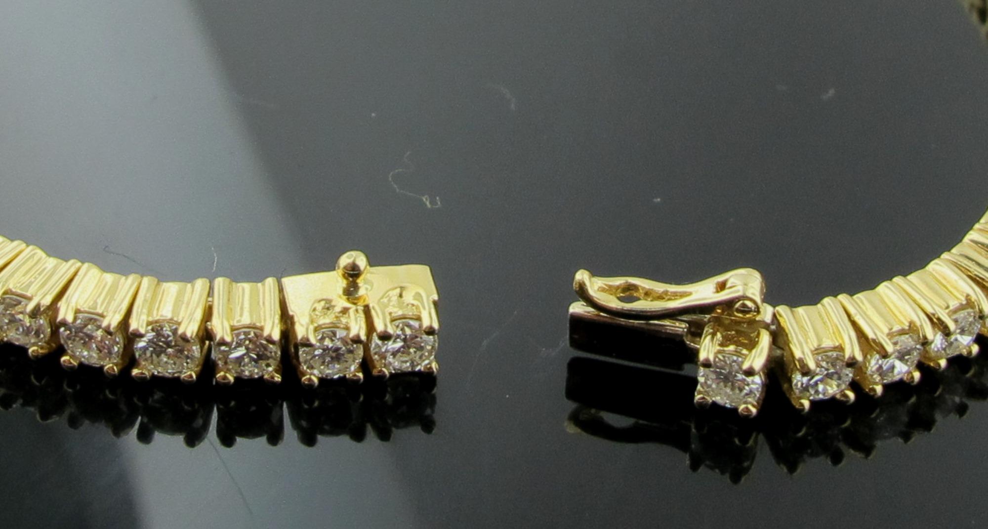 Sertis dans de l'or jaune 18 carats, 68 diamants ronds de taille brillant représentent un poids total de 3,74 carats.  