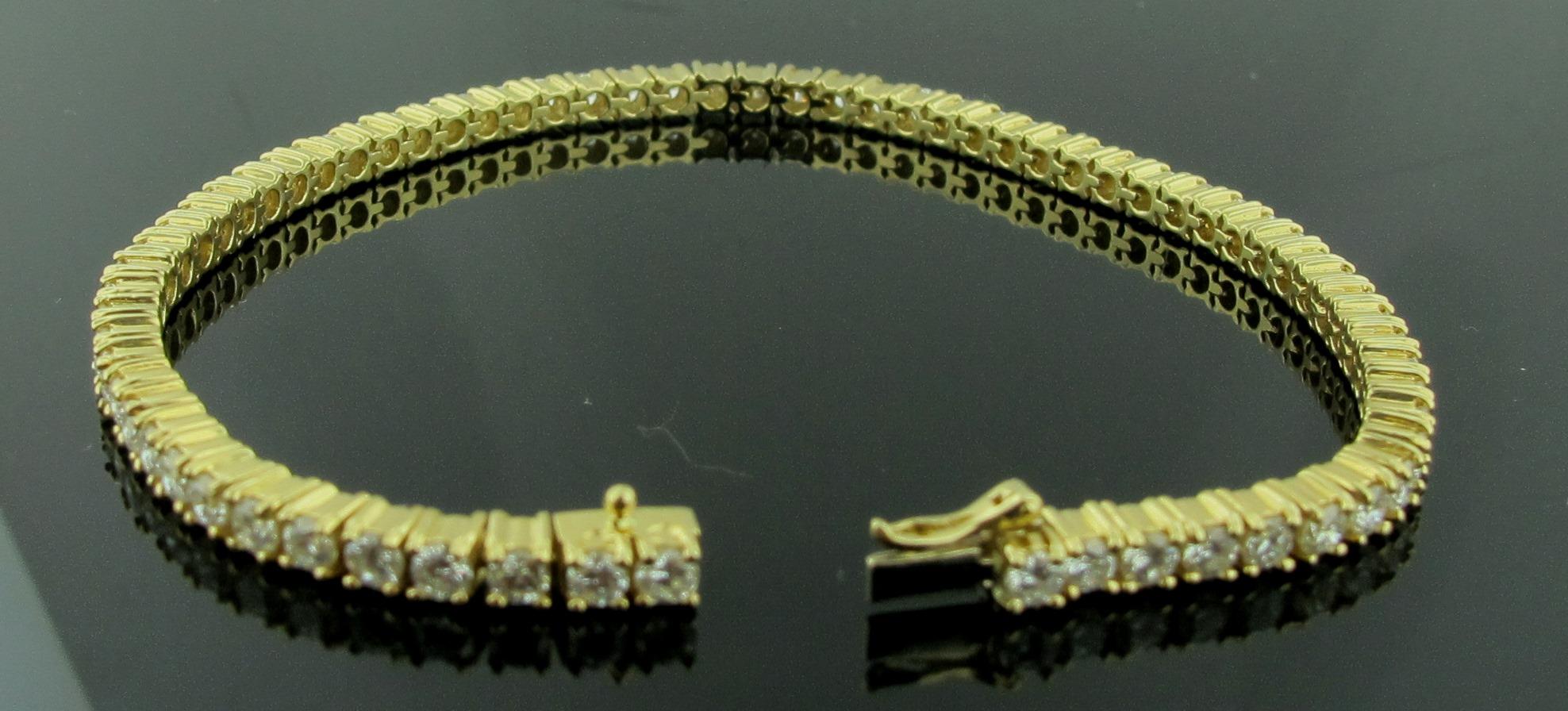 Taille ronde Bracelet tennis en or jaune 18 carats et diamants en vente