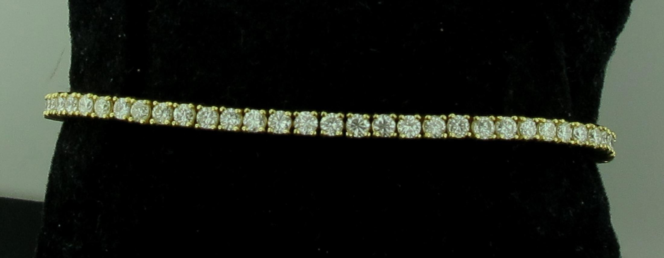 18 Karat Yellow Gold and Diamond Tennis Bracelet In Excellent Condition For Sale In Palm Desert, CA