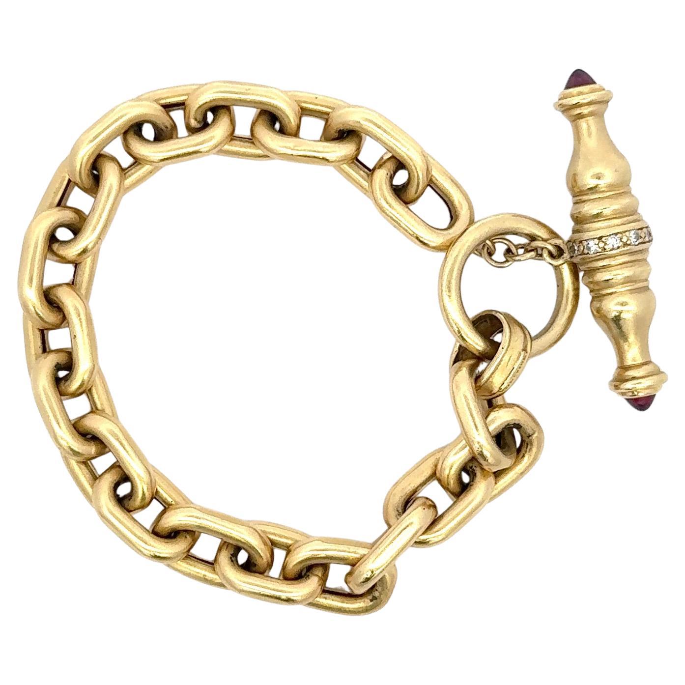Esta pulsera clásica de oro amarillo de 18 quilates presenta un diseño de eslabones ovalados atemporal y un cierre basculante decorativo. Con un peso de 32 gramos, tiene un tacto sustancial sin dejar de ser cómodo en la muñeca. El cierre está