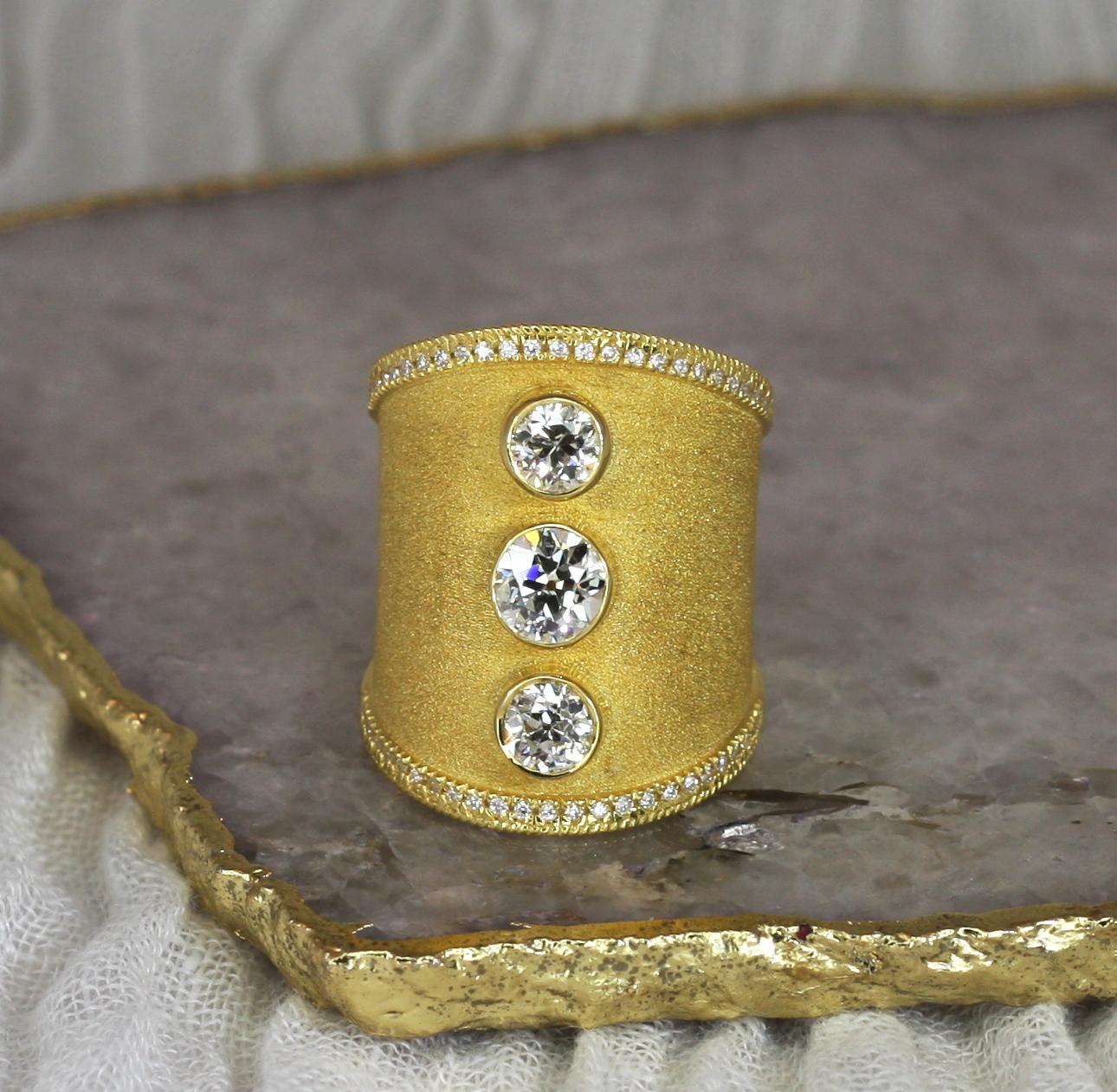 Georgios Kollektionen 18 Karat Gelbgold Weißer Diamant breiter Bandring  im Angebot 1