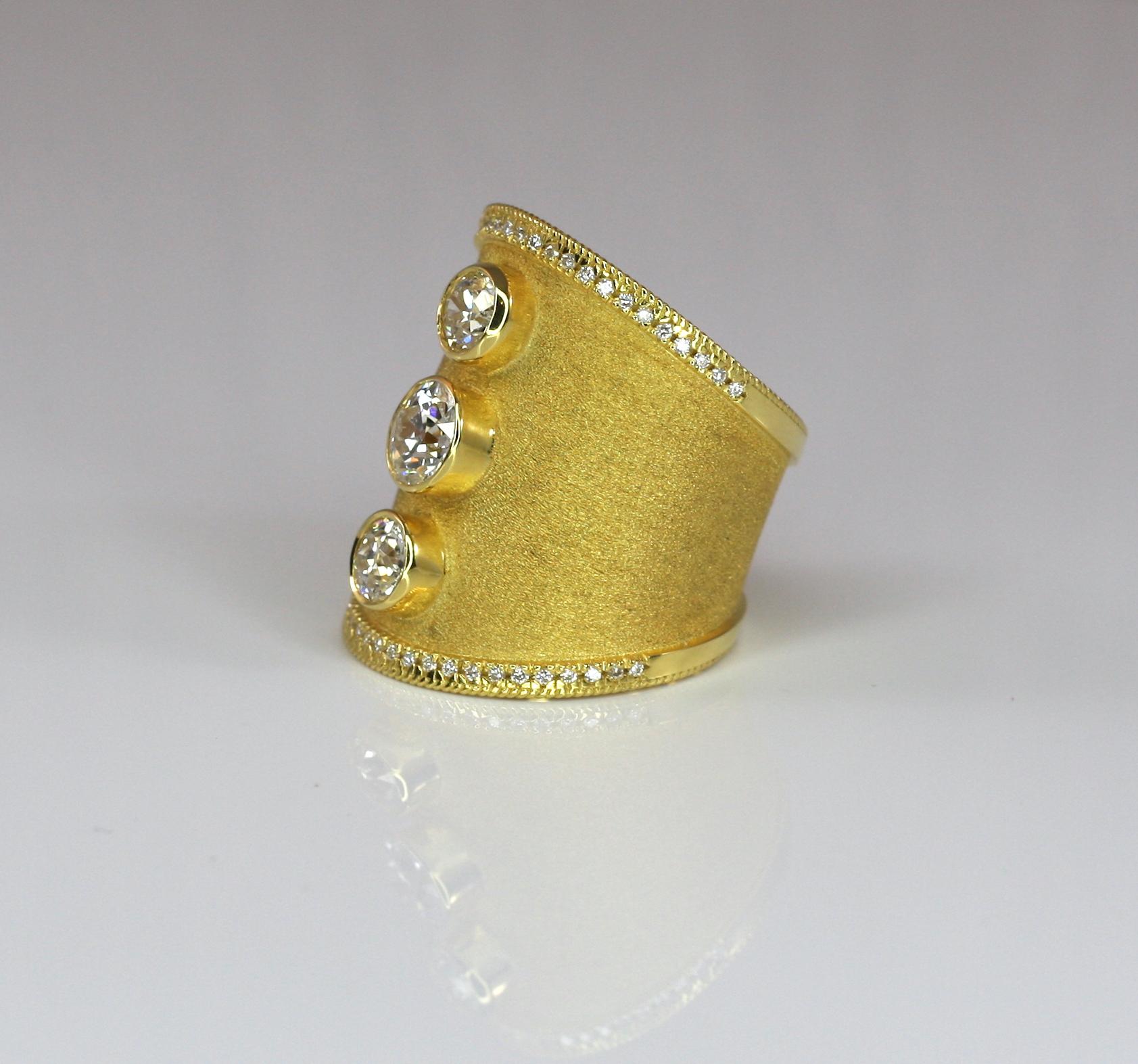 Georgios Kollektionen 18 Karat Gelbgold Weißer Diamant breiter Bandring  Damen im Angebot