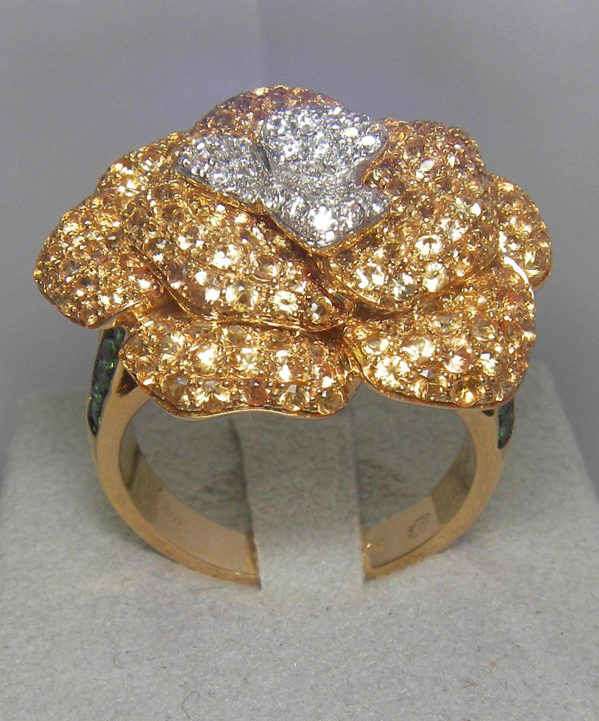 18 Karat Yellow Gold Diamond, Yellow Sapphire and Tsavorite Flower Ring In New Condition In Duesseldorf, DE
