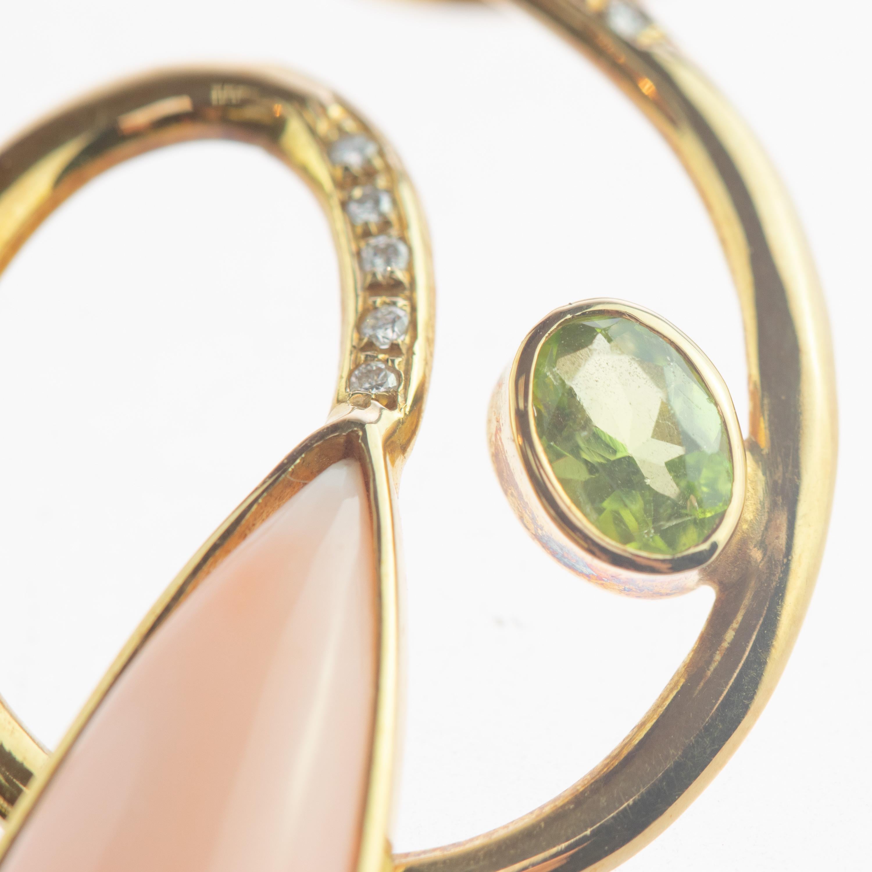 Pendentif en forme de spirale en or jaune 18 carats avec diamants, corail rose et péridot en vente 5