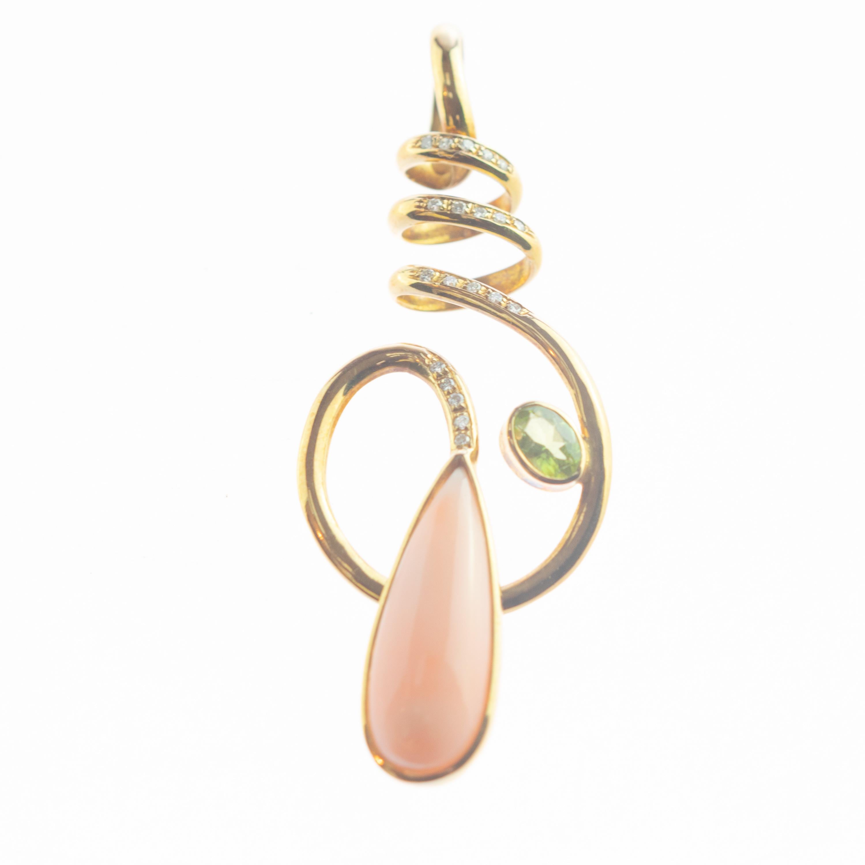 Pendentif en forme de spirale en or jaune 18 carats avec diamants, corail rose et péridot en vente 7