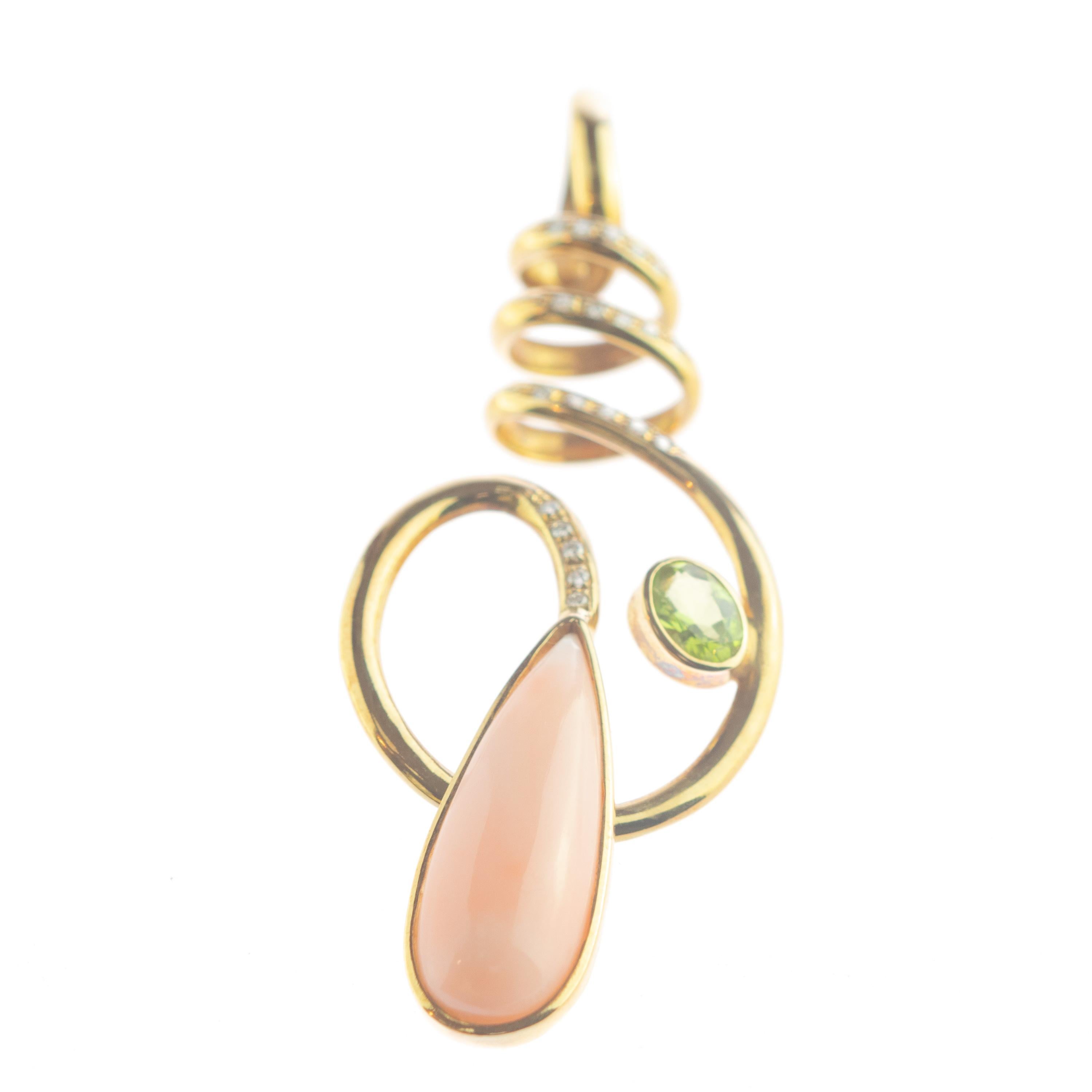 Un pendentif unique et mystérieux pour collier. De belles pierres précieuses entourées d'un élément en or jaune 18 carats en forme de spirale qui se termine par une goutte de corail rose de 29 carats. Le bijou agrémenté de 20 diamants de plus de