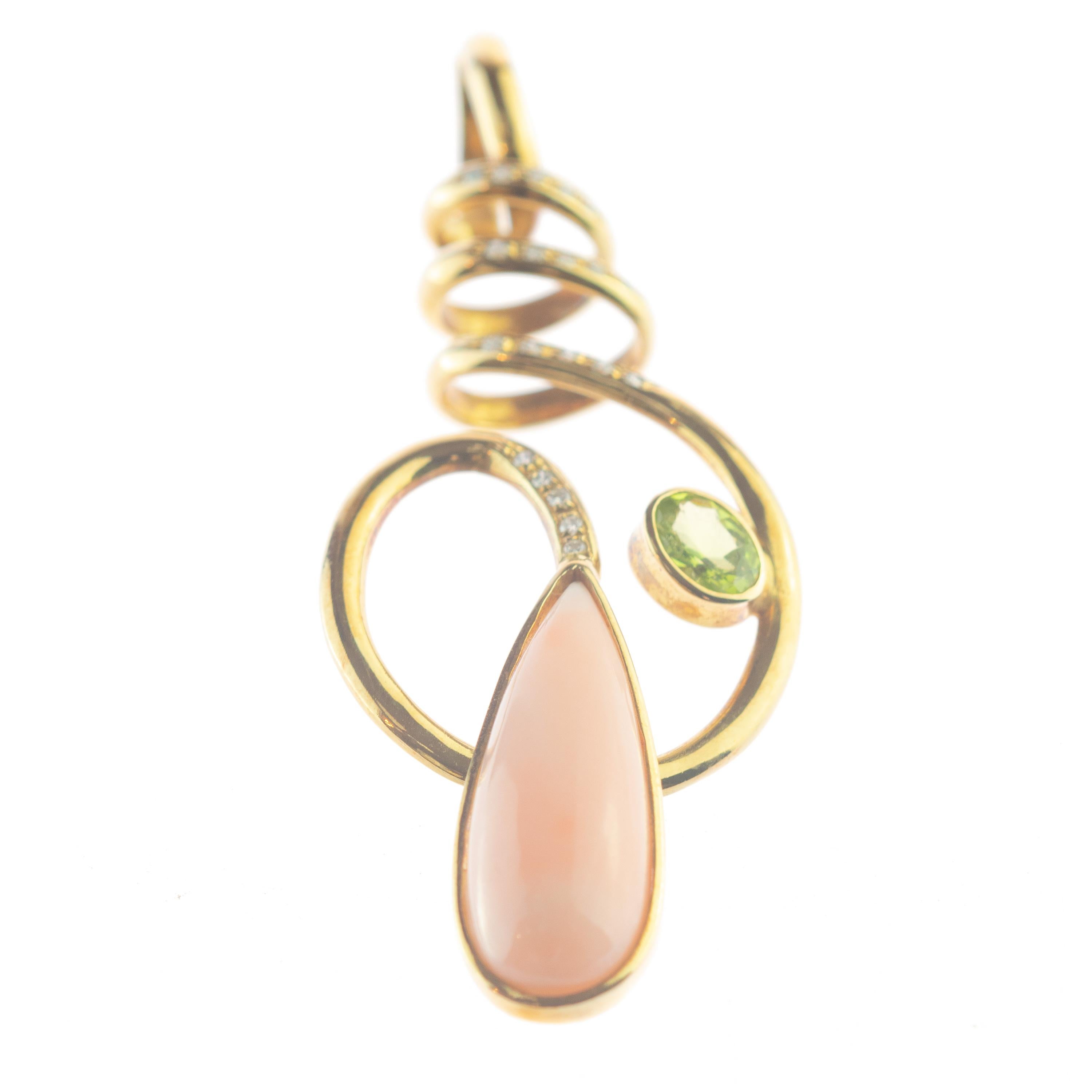 Taille mixte Pendentif en forme de spirale en or jaune 18 carats avec diamants, corail rose et péridot en vente