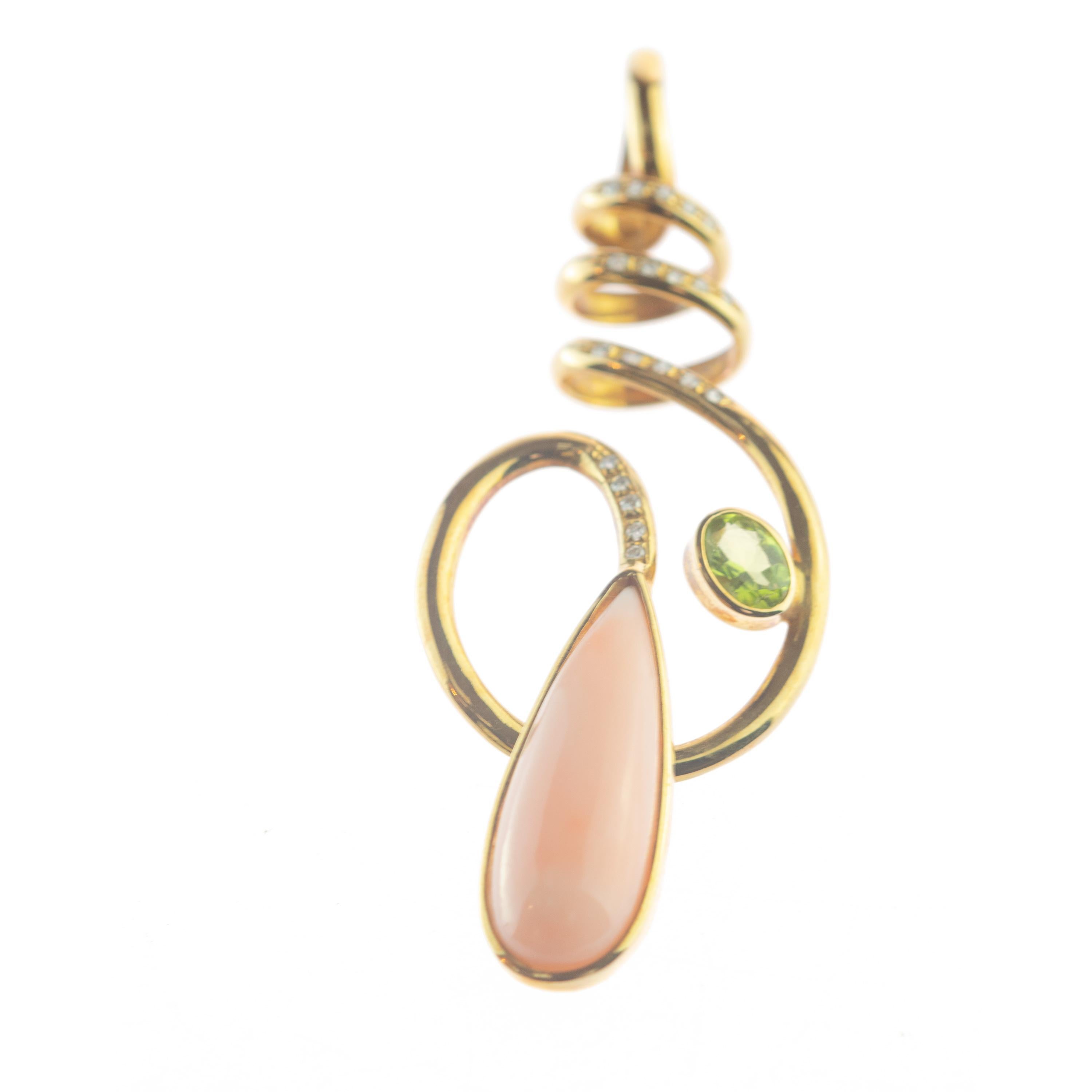 Pendentif en forme de spirale en or jaune 18 carats avec diamants, corail rose et péridot Neuf - En vente à Milano, IT
