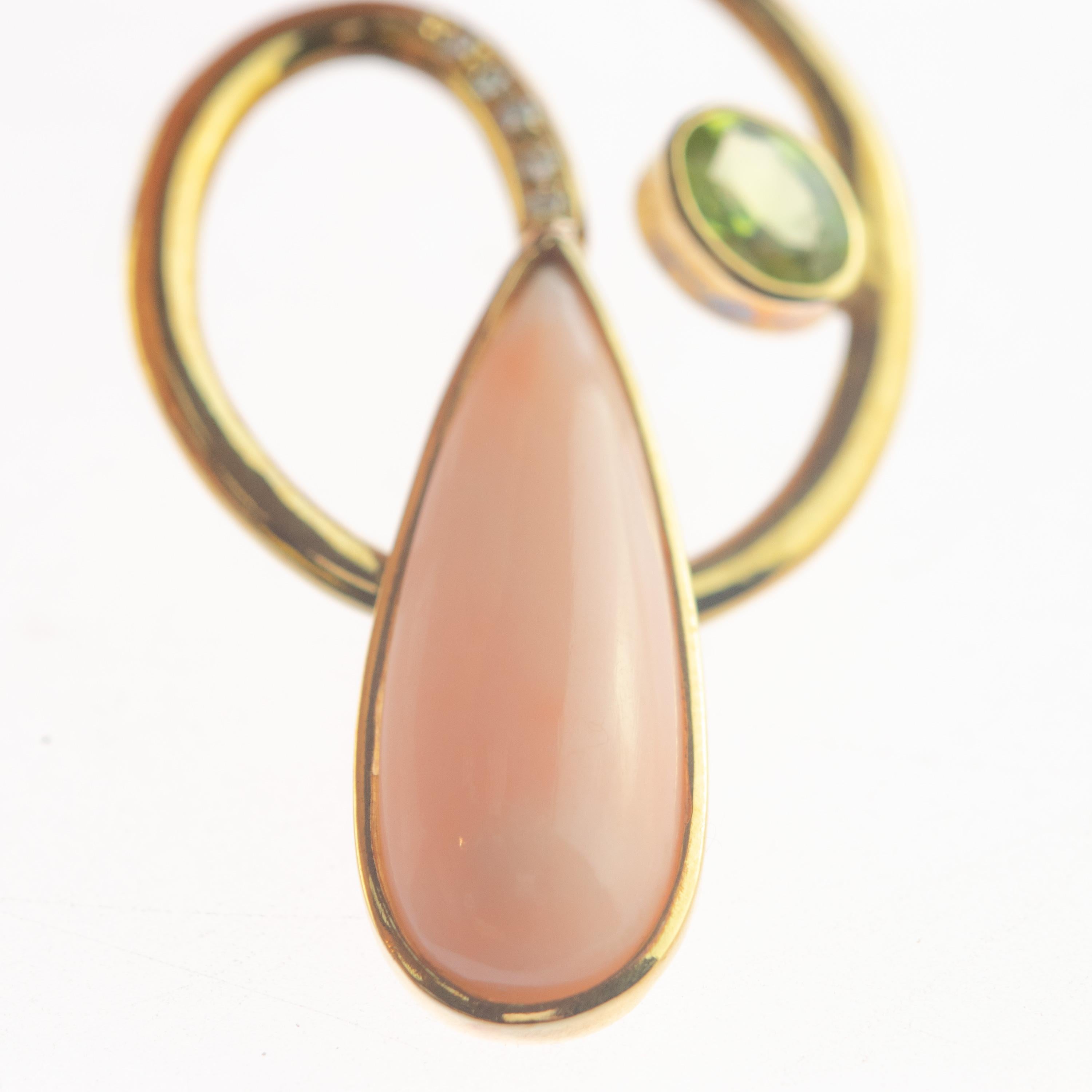 Pendentif en forme de spirale en or jaune 18 carats avec diamants, corail rose et péridot Unisexe en vente