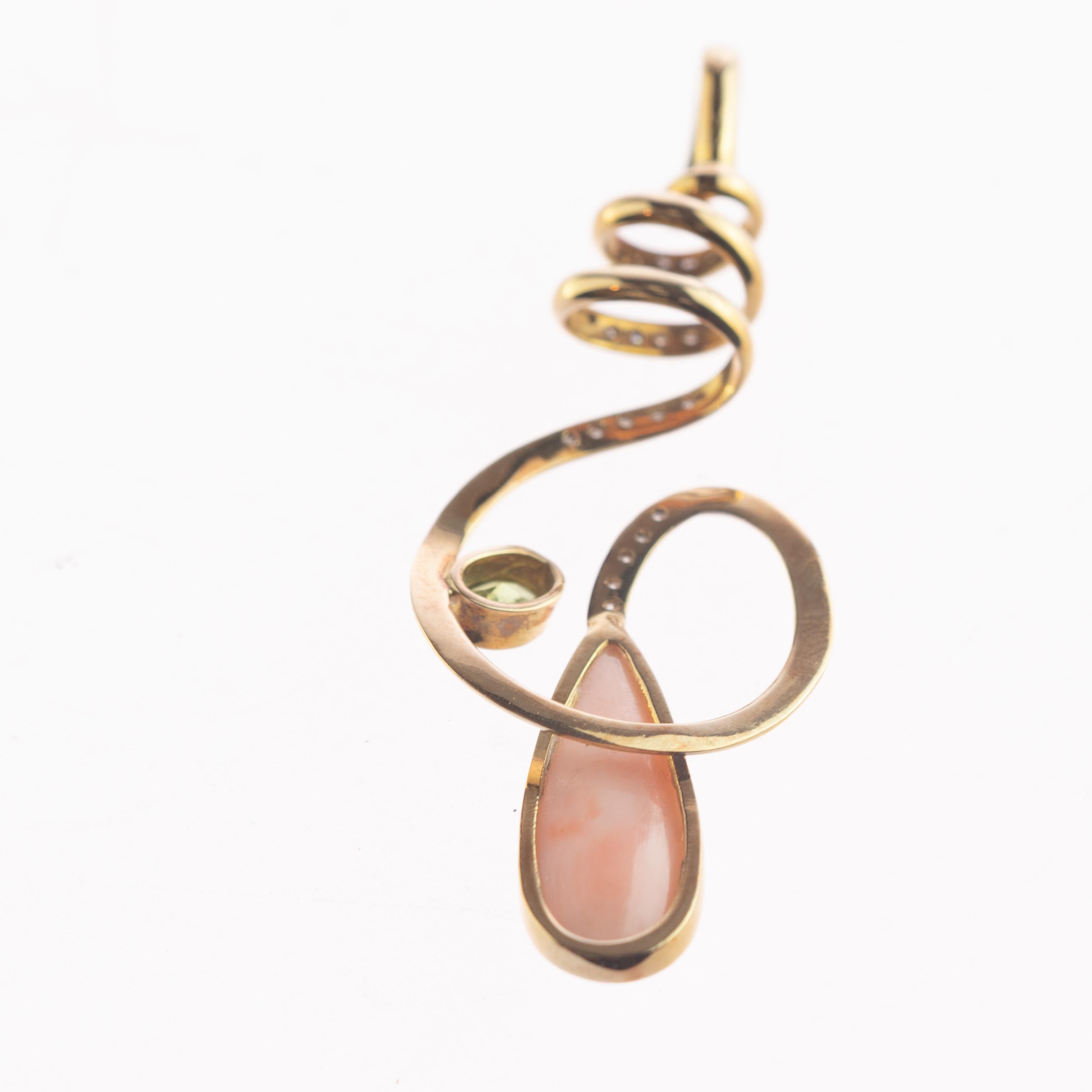 Pendentif en forme de spirale en or jaune 18 carats avec diamants, corail rose et péridot en vente 3