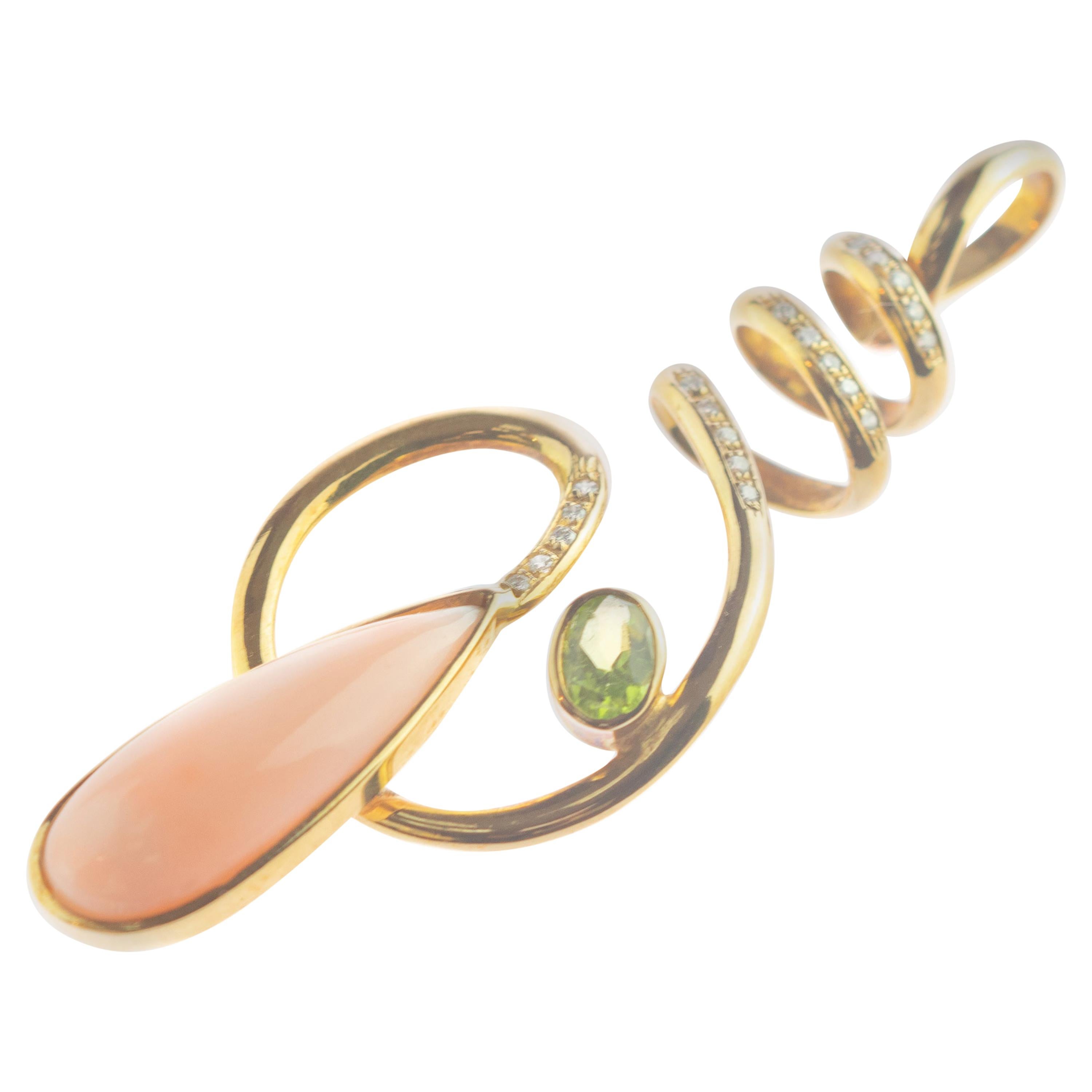 Pendentif en forme de spirale en or jaune 18 carats avec diamants, corail rose et péridot