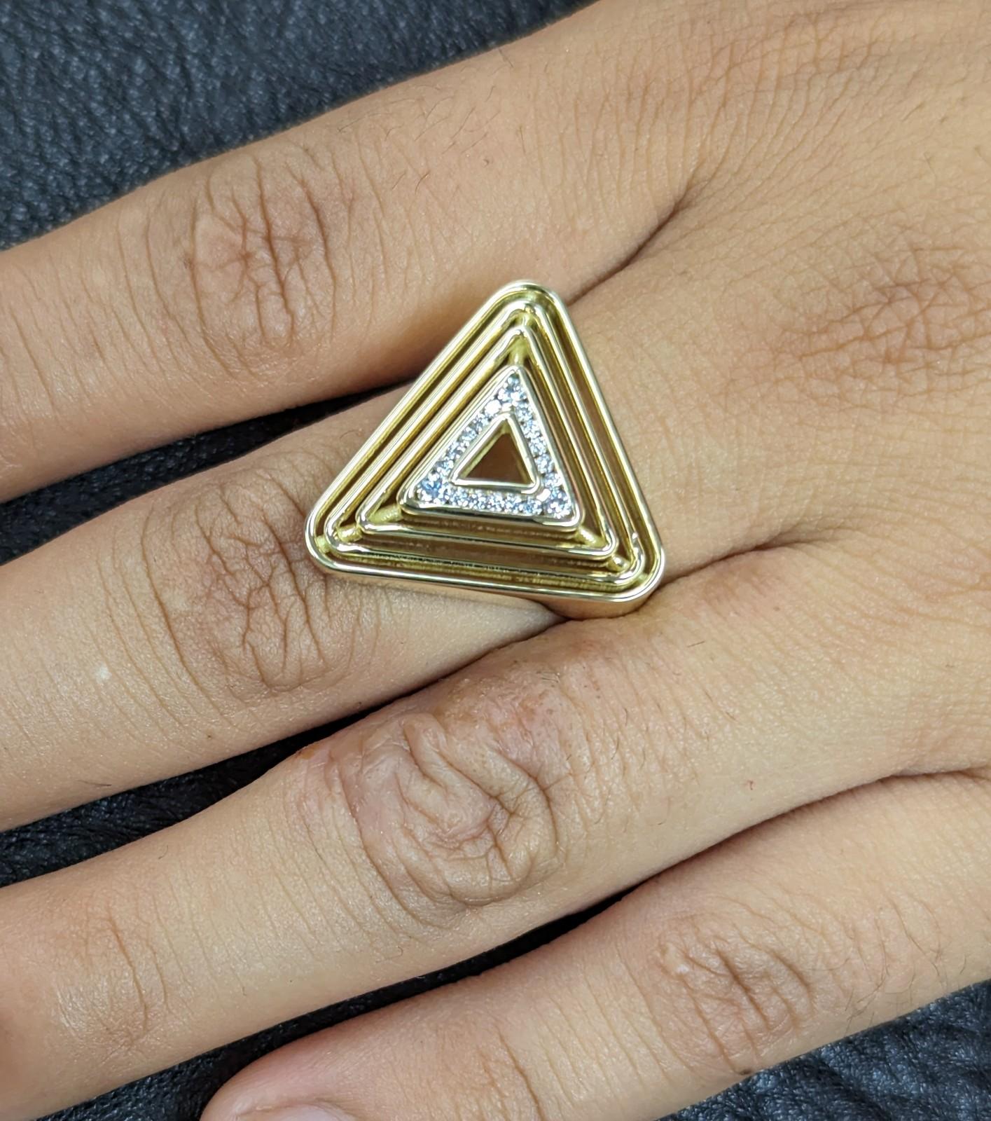 En vente :  Bague pyramide en or jaune 18 carats avec diamants en forme de triangle doux 2