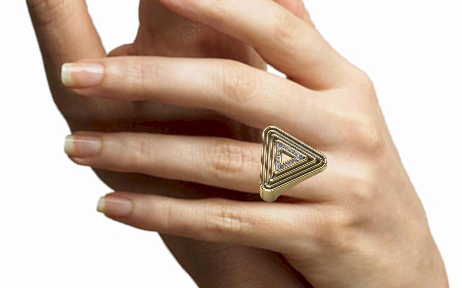 En vente :  Bague pyramide en or jaune 18 carats avec diamants en forme de triangle doux 8