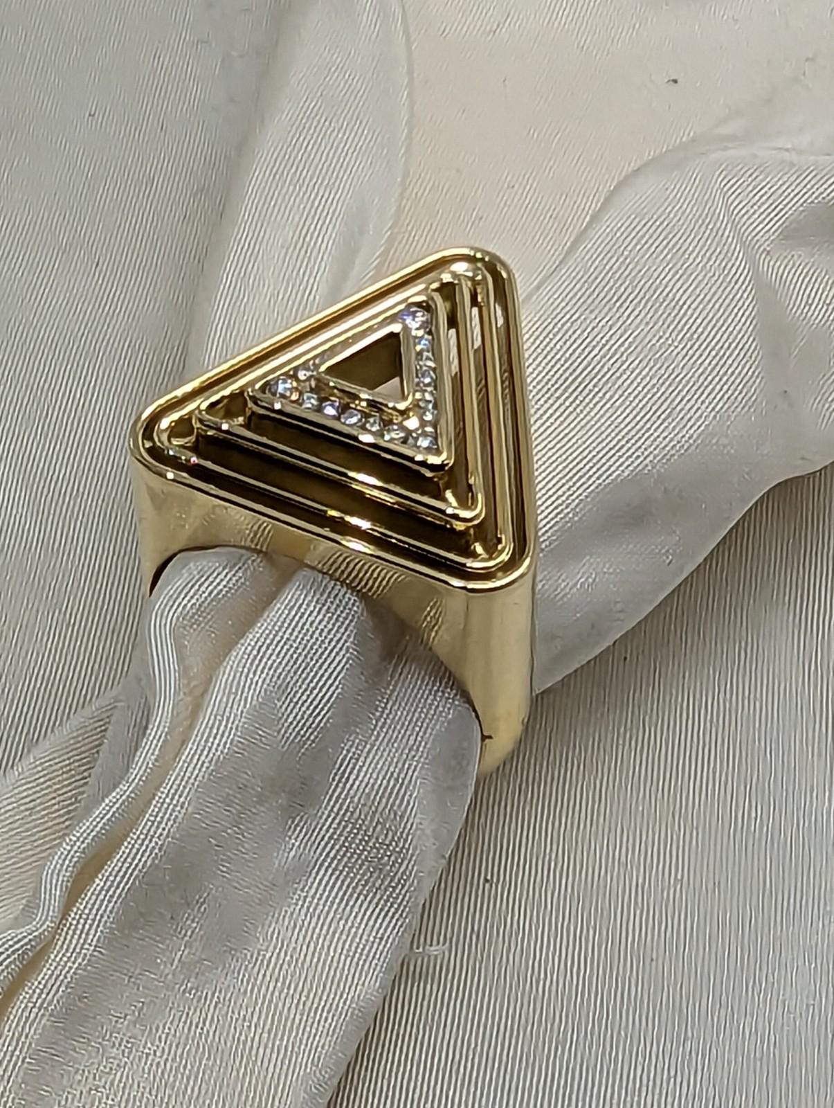En vente :  Bague pyramide en or jaune 18 carats avec diamants en forme de triangle doux 12