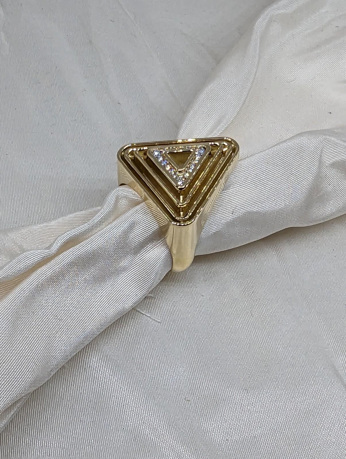 En vente :  Bague pyramide en or jaune 18 carats avec diamants en forme de triangle doux 13