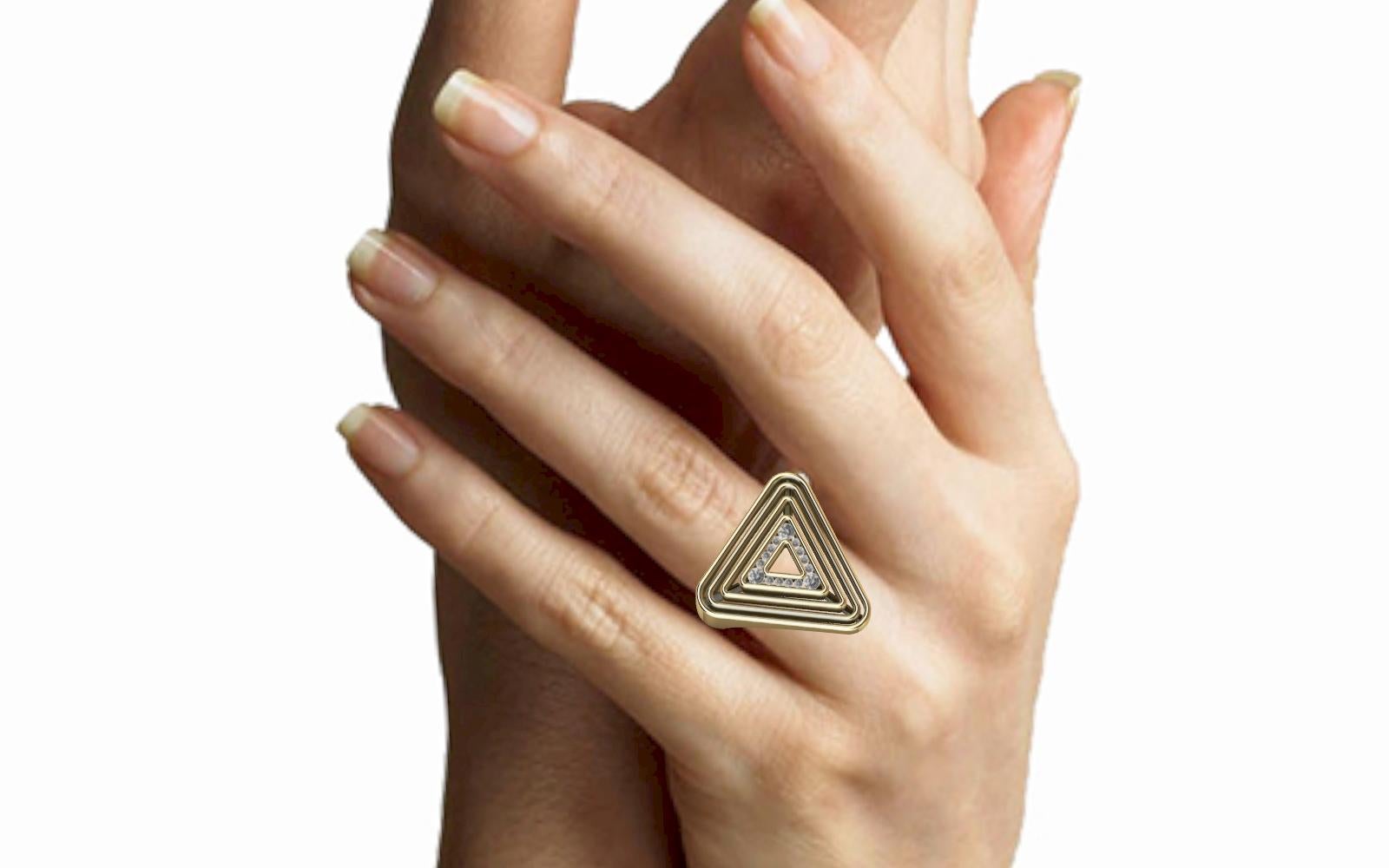 En vente :  Bague pyramide en or jaune 18 carats avec diamants en forme de triangle doux 6