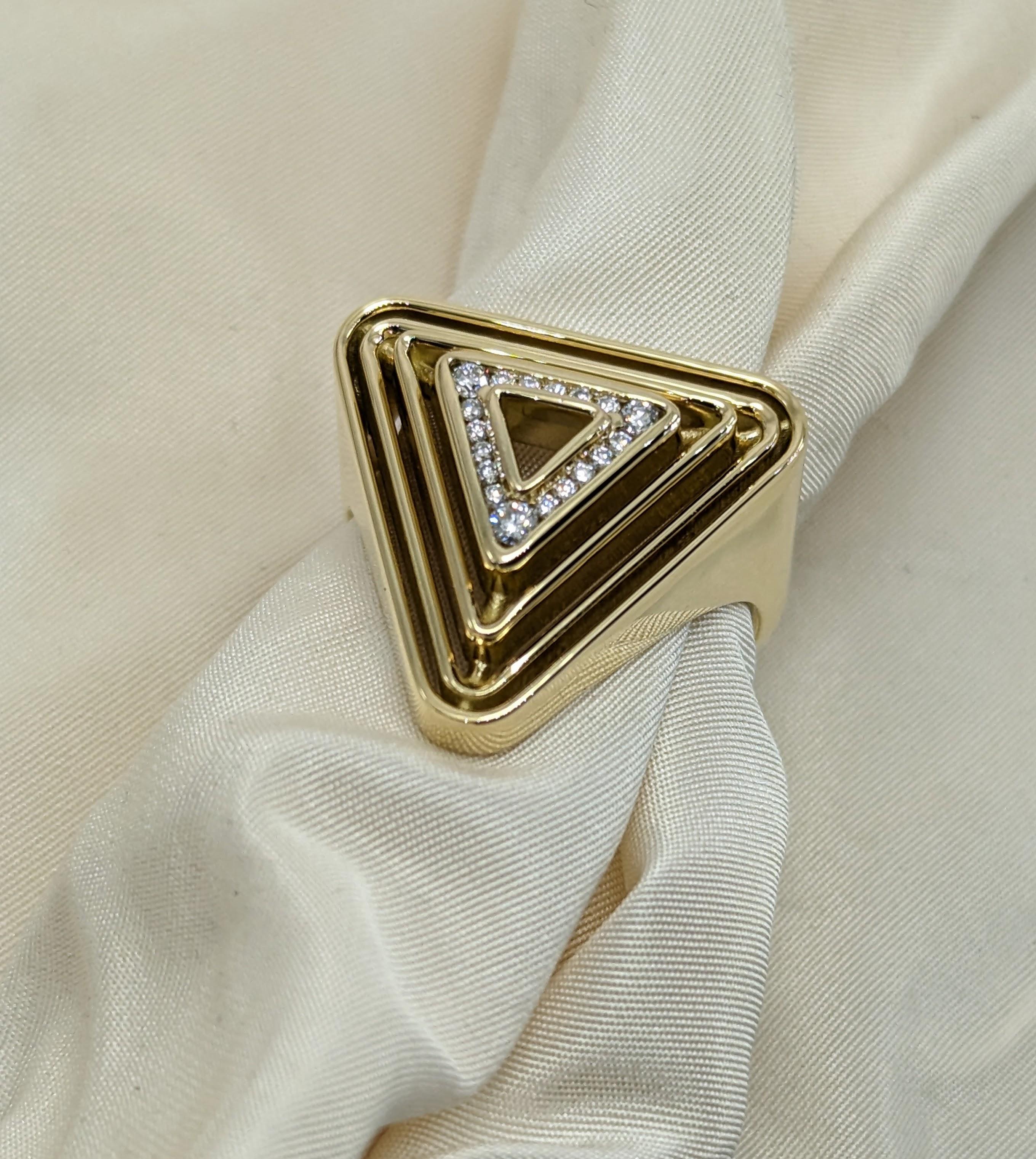 En vente :  Bague pyramide en or jaune 18 carats avec diamants en forme de triangle doux 15
