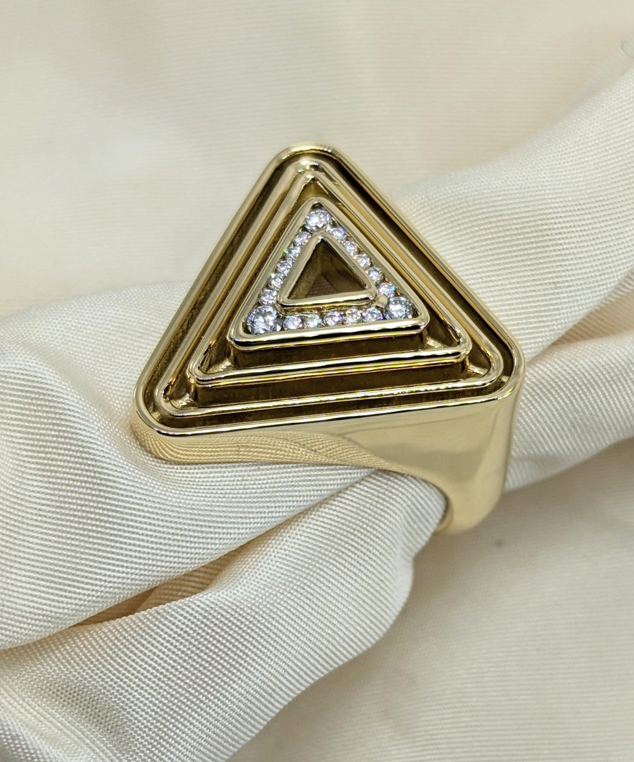 En vente :  Bague pyramide en or jaune 18 carats avec diamants en forme de triangle doux 3