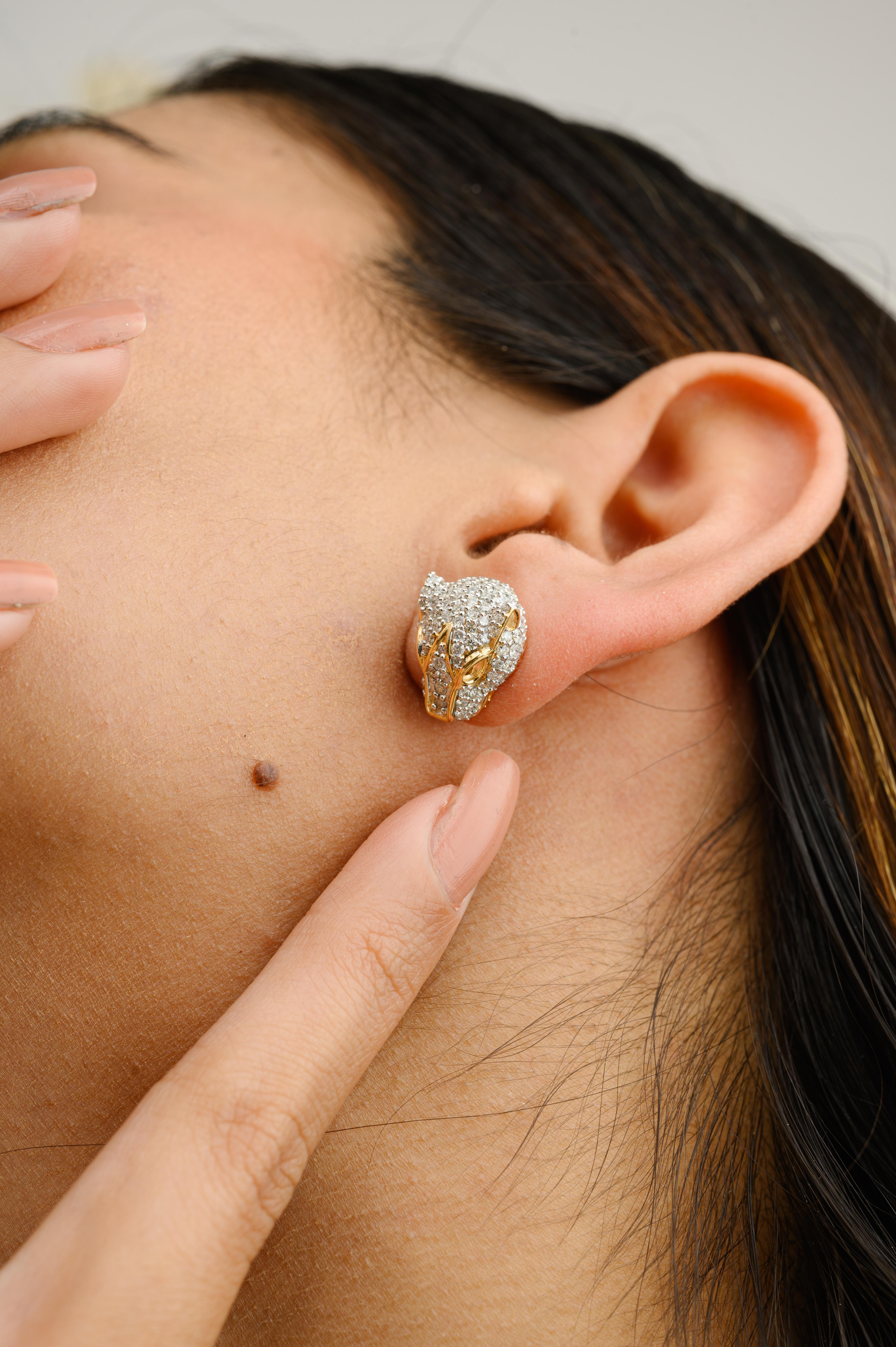 Auffällige 1,93 CTW Diamant-Panther-Ohrstecker aus 18 Karat Gold, mit denen Sie Ihren Look unterstreichen können. Sie brauchen Ohrstecker, um mit Ihrem Look ein Statement zu setzen. Diese Ohrringe sorgen für einen funkelnden, luxuriösen Look mit