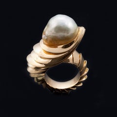 18 Karat Yellow Gold Casa Batlló Shell Ring with a 26.80 Carat Pearl