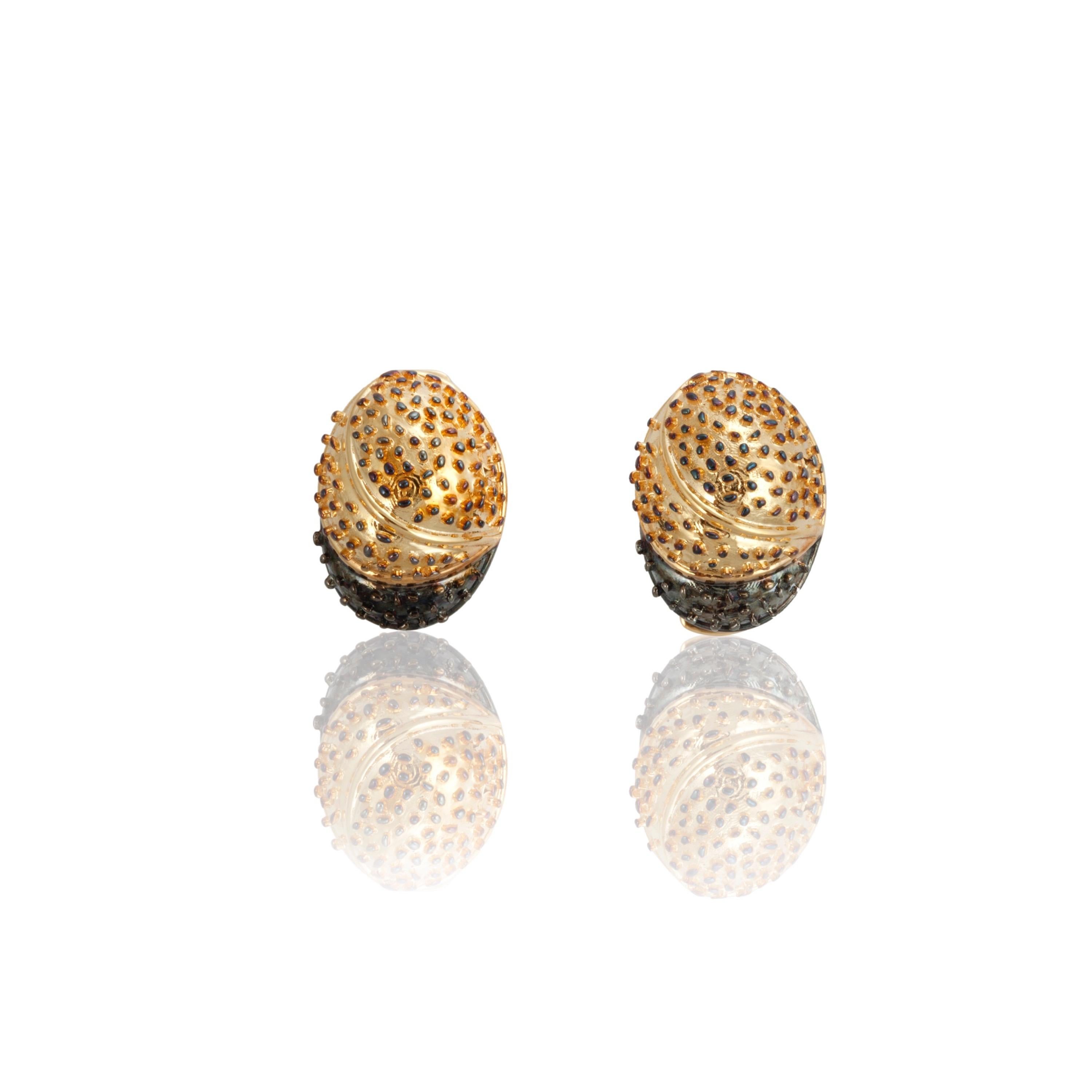 The claws of the Yellow Scorpion recreated as a pair of cufflinks with its dotted & shaded texture in 18K yellow gold. 

Material: 18K gold
Fancy Round Diamonds: 2 pieces, 0.01 carats (total)
Dimensions: 2.5 cm (width), 2 cm (length)

Each D'Joya