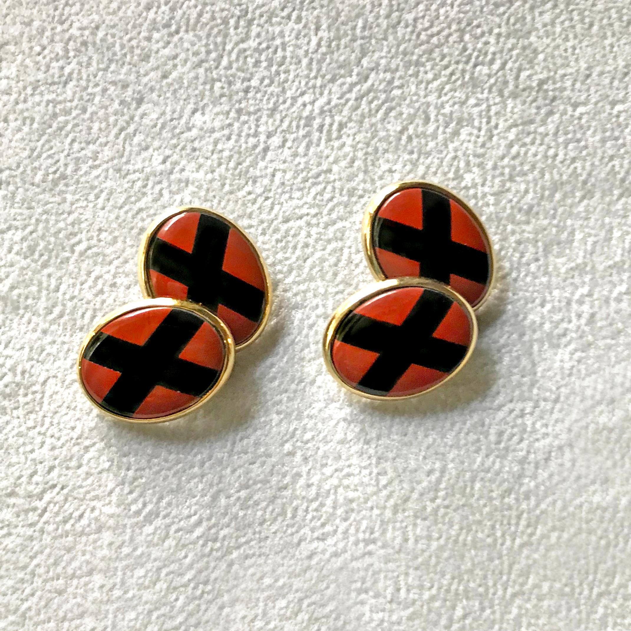 Modern and bold, the design of these cufflinks makes a statement thanks to the color combination produced by the oval jasper crossed with two thick lines in onyx. Both front face and toggle are identical and are mounted in 18k yellow gold. 
