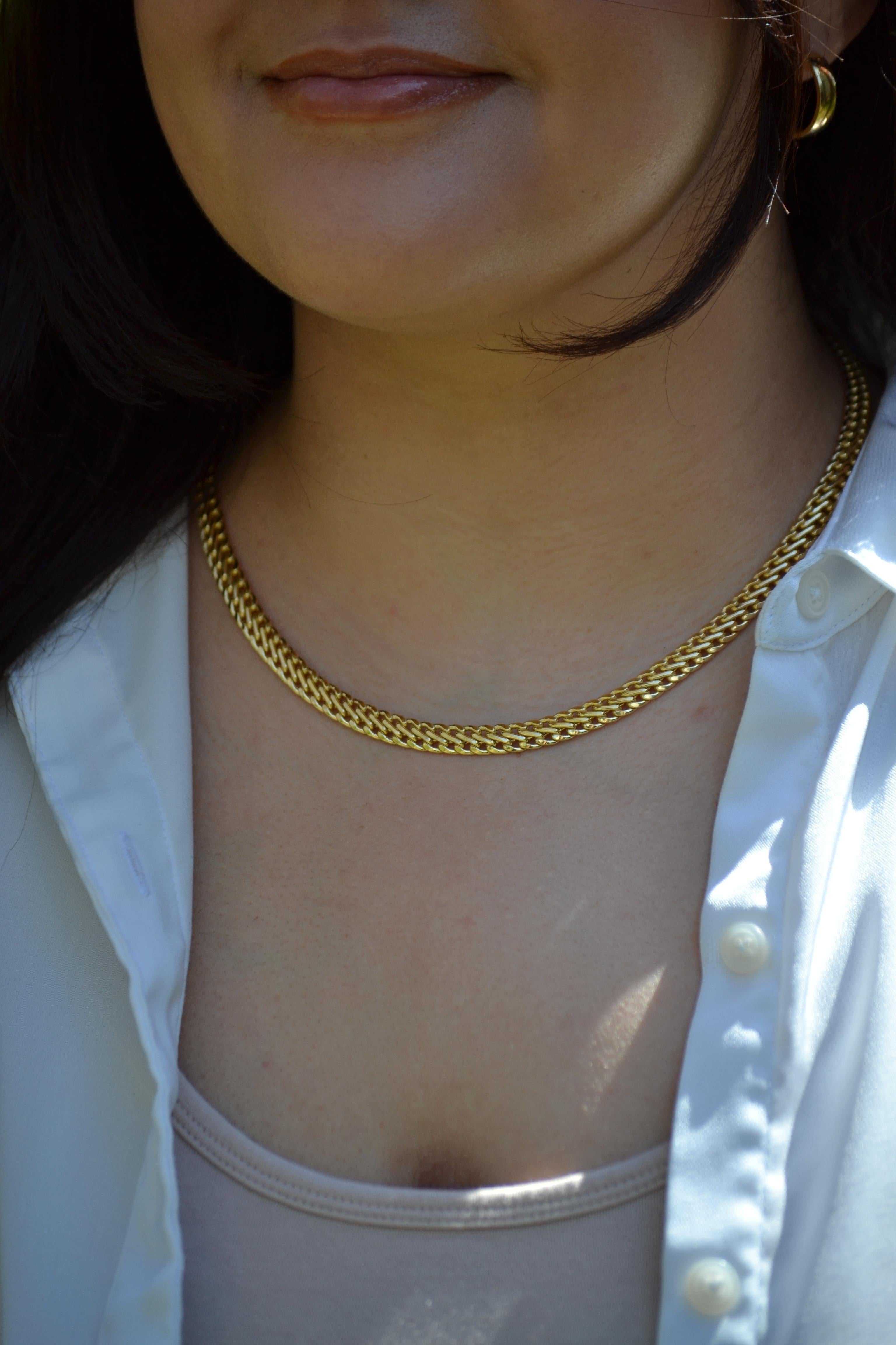 Expression frappante du luxe quotidien, ce collier à double chaîne est réalisé en or jaune massif 18 carats. Son design Design-Lightne à deux couches offre une présence sculpturale avec une finition lisse et polie qui capte la lumière sous tous les