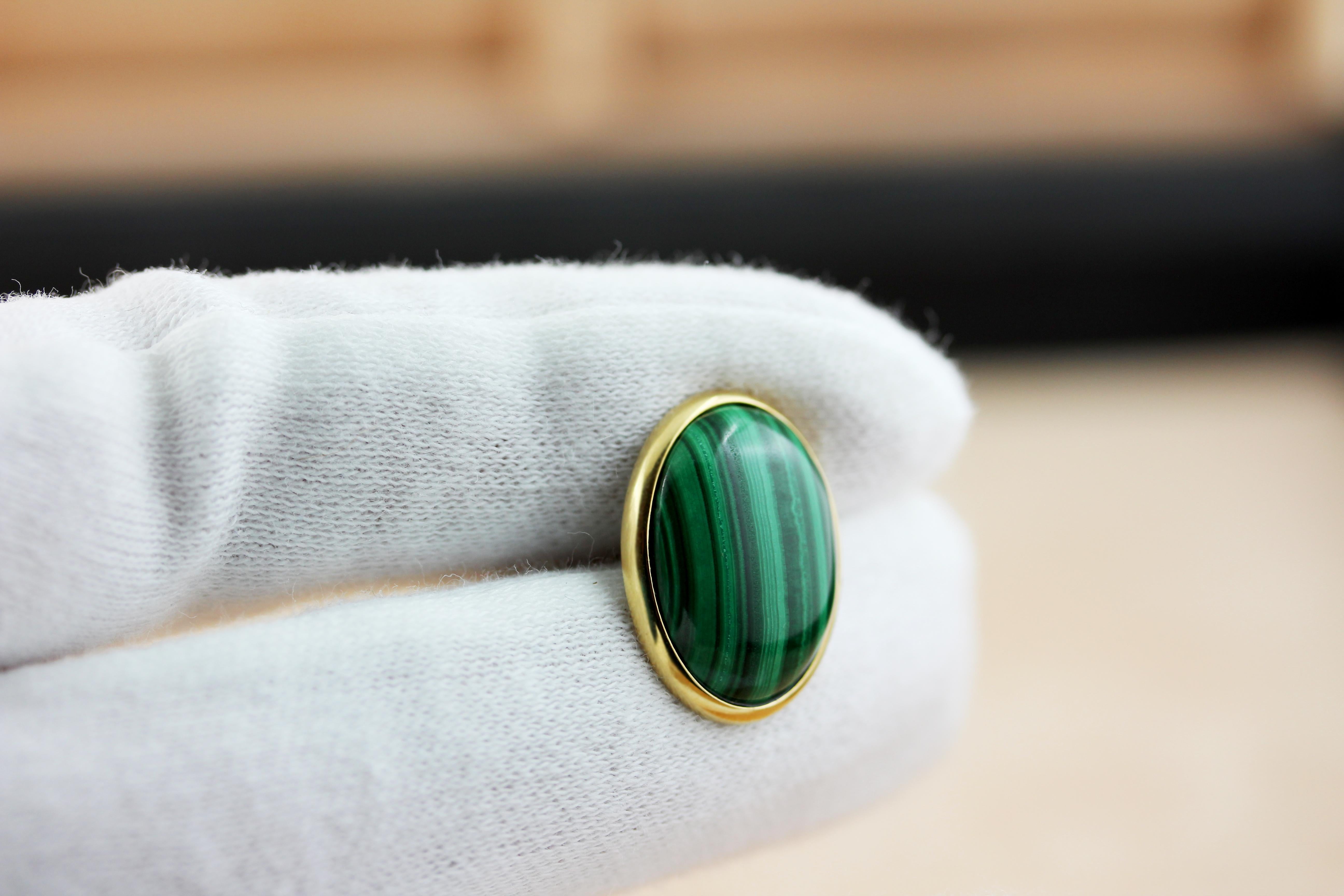 Taille ovale Boutons de manchette en or jaune 18 carats avec double malachite ovale en vente