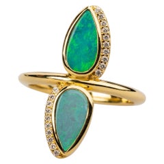 18 Karat Gelbgold Doppelter birnenförmiger Opal-Doublet-Ring mit weißen Diamanten