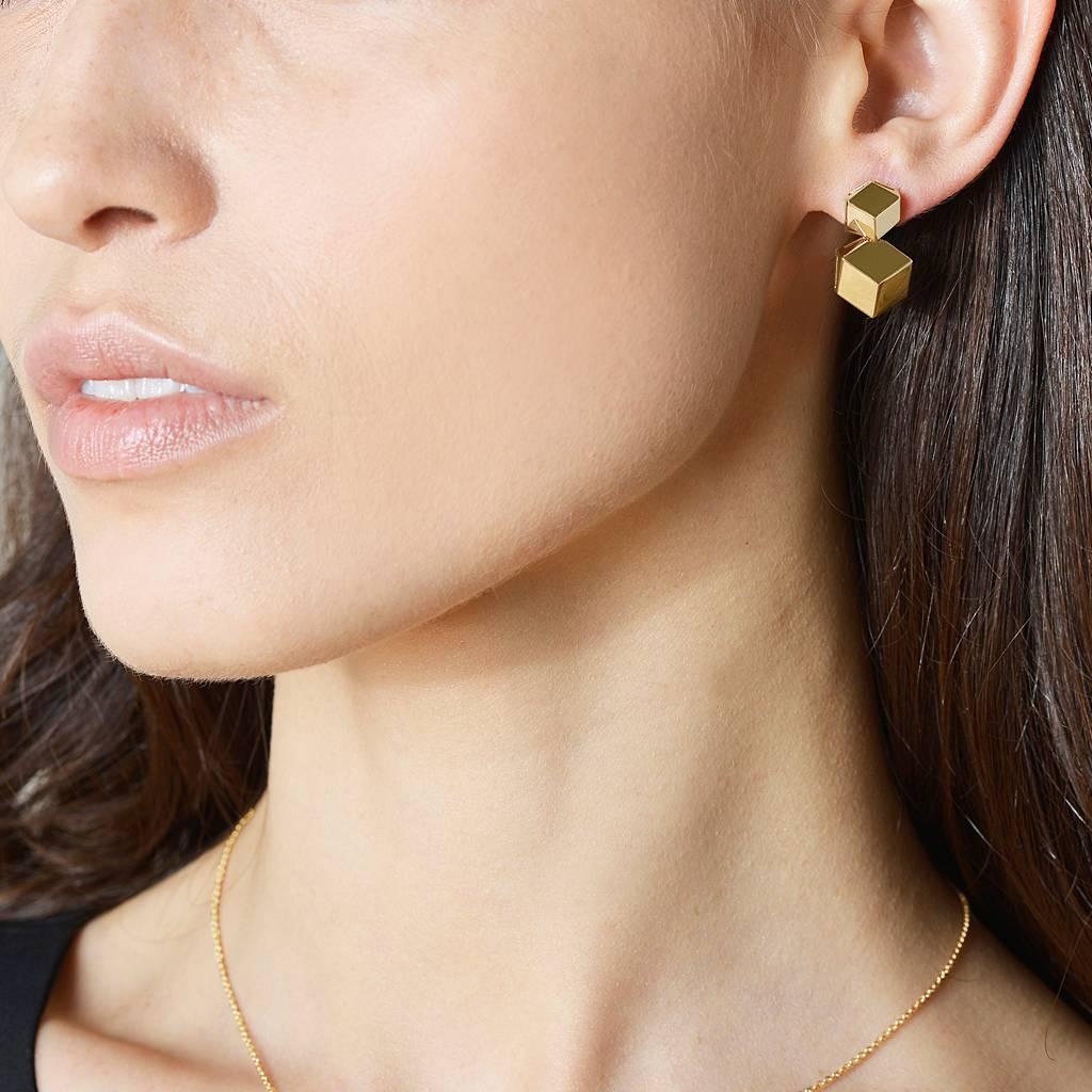 High polish 18kt yellow gold Brillante® drop earrings, petite. 

Translated from a quintessential Venetian motif, the Brillante® jewelry collection combines strong jewelry design, cutting edge technology and fine engineering.

A bracelet from this