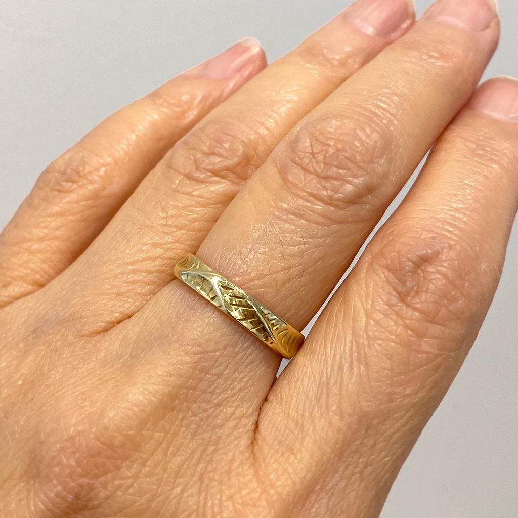 For Sale:  18 Karat Yellow Gold Dune Pattern Band by K.Mita, Small Size 3