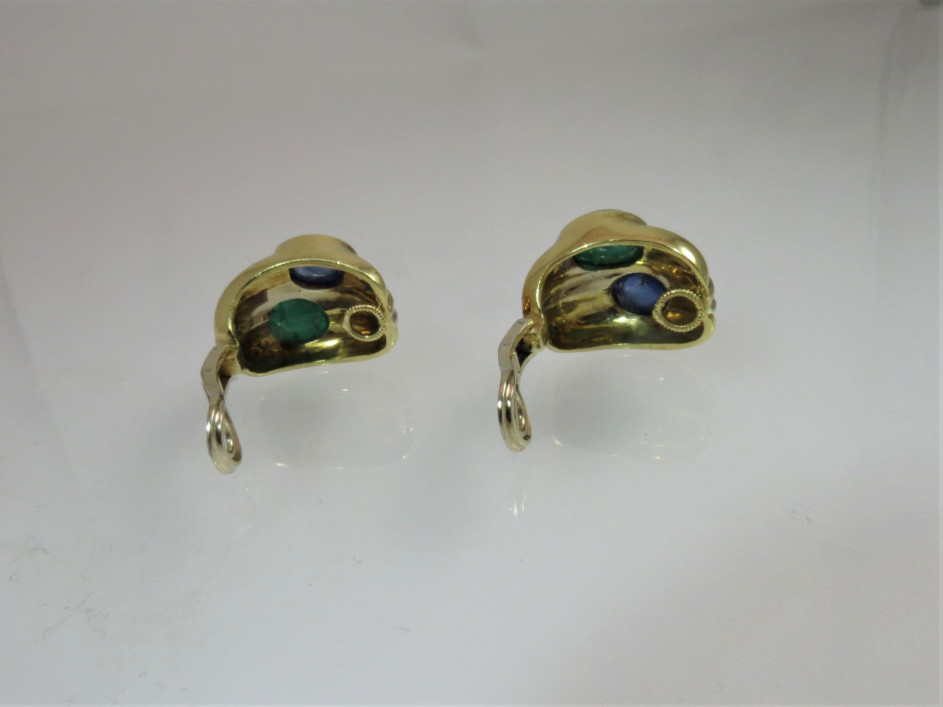 Contemporary 18 Karat Yellow Gold Earclips Set With Cabochon Sapphires and Emeralds For Sale