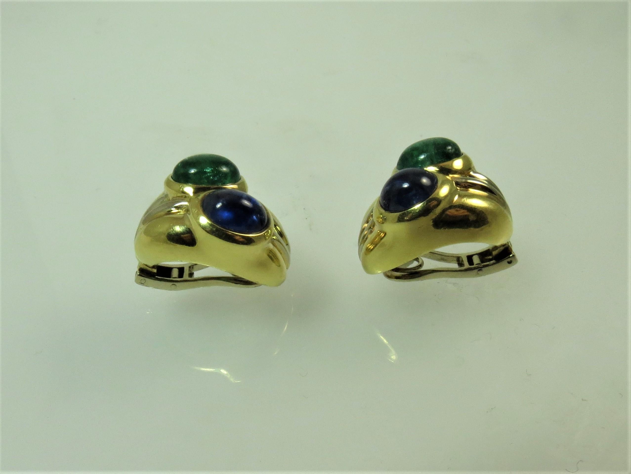 Taille ovale Boucles d'oreilles en or jaune 18 carats serties de saphirs et d'émeraudes cabochons en vente