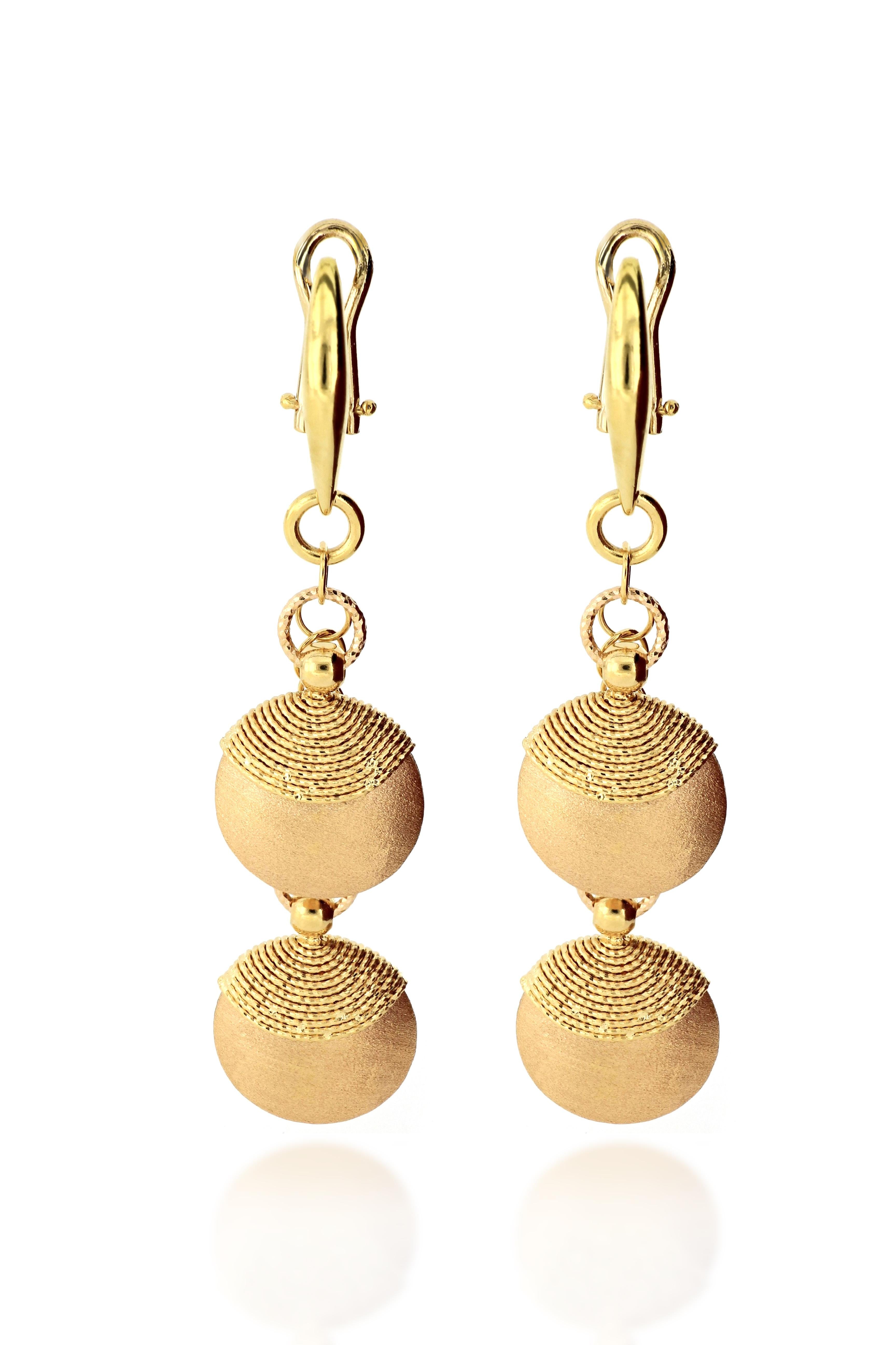 A beautiful pair of earrings in 18 karat gold, Italian made with superb craftsmanship. The dangling earrings are with brushed and frosted finish,  very special and stylish which can be worn in every occasion 
O’Che 1867 was founded one and a half
