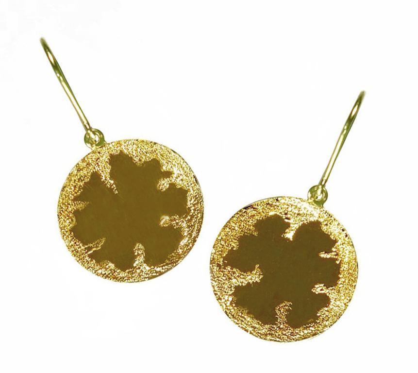 “Round is good” a handmade 18K yellow gold disc earrings for everyday wear. 
Great length and style that will complement any shaped face. 

Disc diameter measured: 6.4 mm 
Total length 29 mm
  
