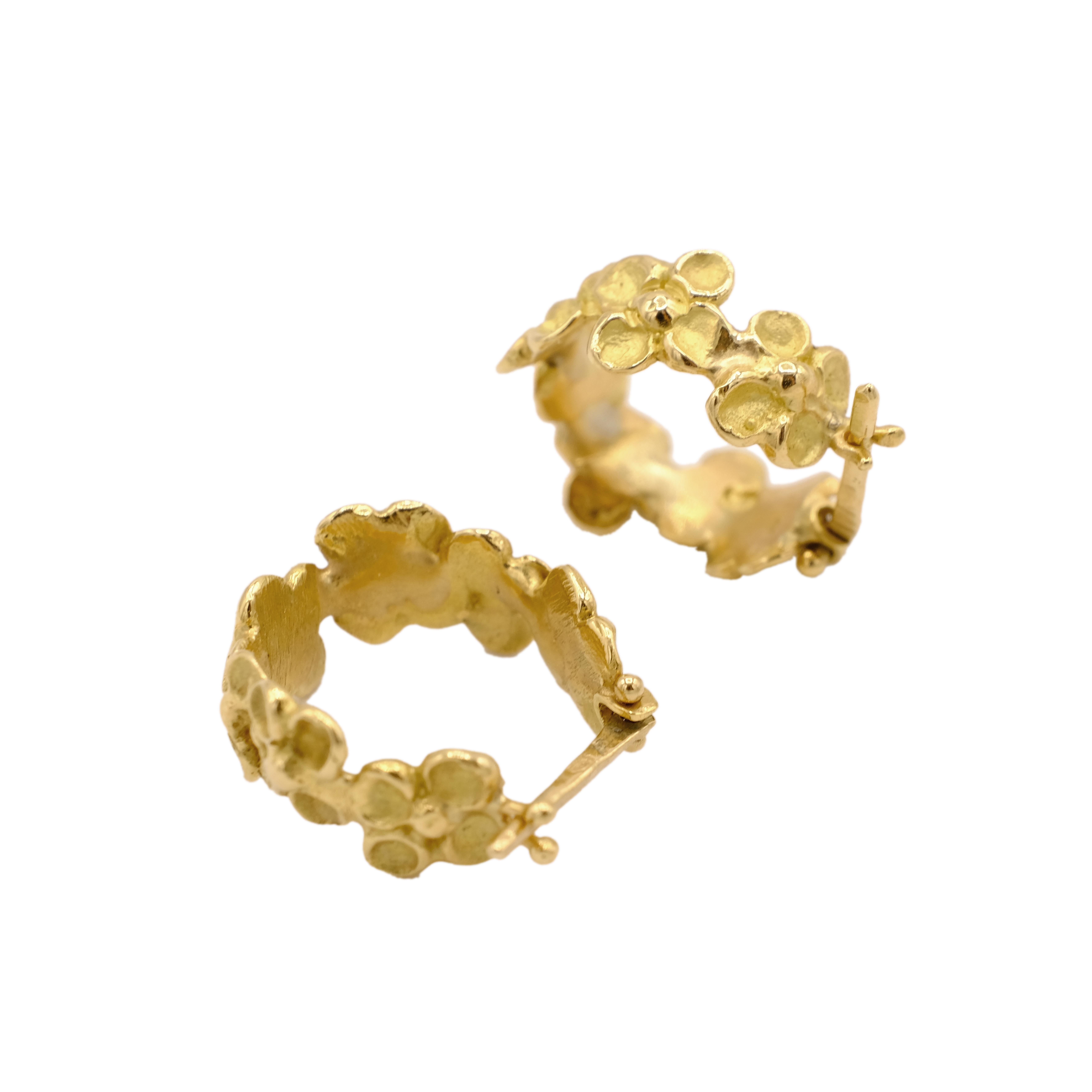Anais Rheiner 18 Karat Yellow Gold Textured Flower Hoop Earrings In New Condition For Sale In Paris, FR