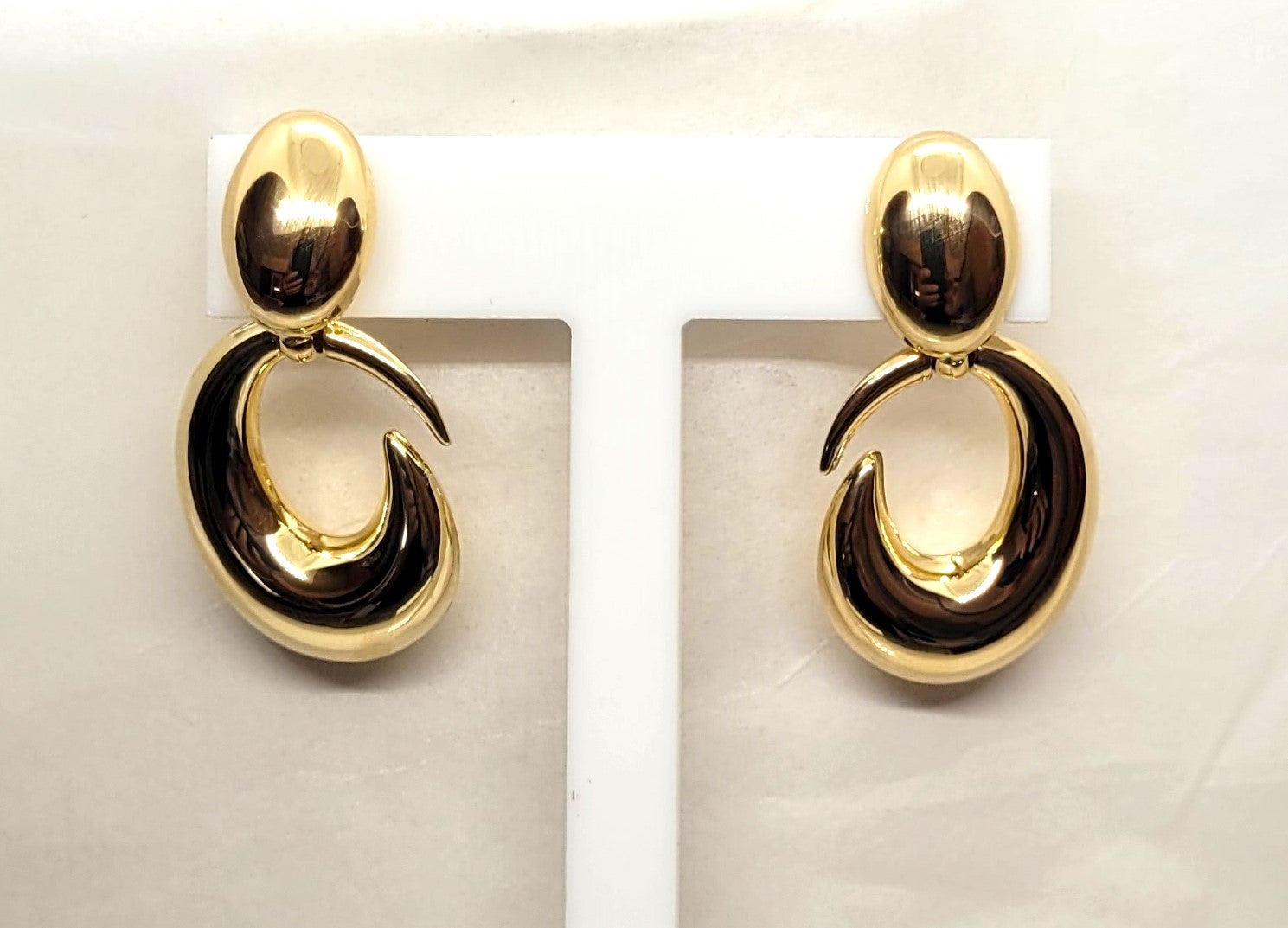 Schöne 18kt Gelbgold Ohrringe, baumeln Stil, Uno Arerrre Designer, Italienisch gemacht. Diese Ohrringe sind in sehr gutem Zustand. Sie sind hohl, 9,8 Gramm schwer, 41 mm lang, 21 mm breit (an der breitesten Stelle) und mit 18k gestempelt. Sie werden